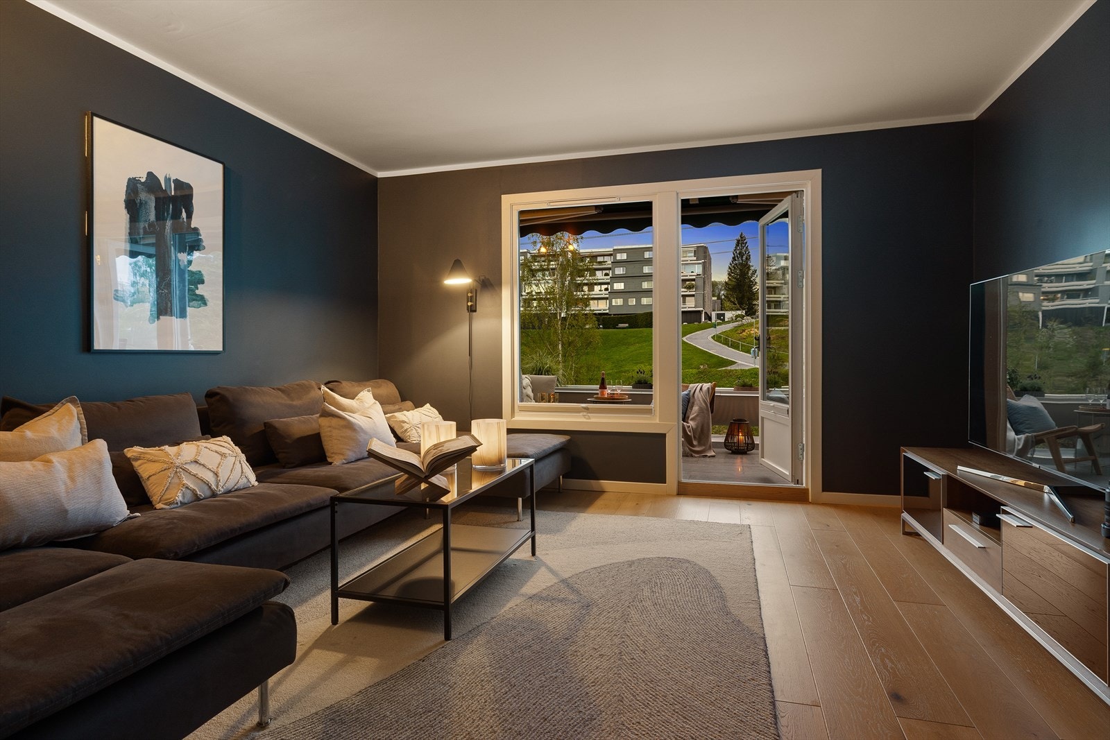 Utgang til den vestvendte terrassen via verandadør fra stuen Galleribilde