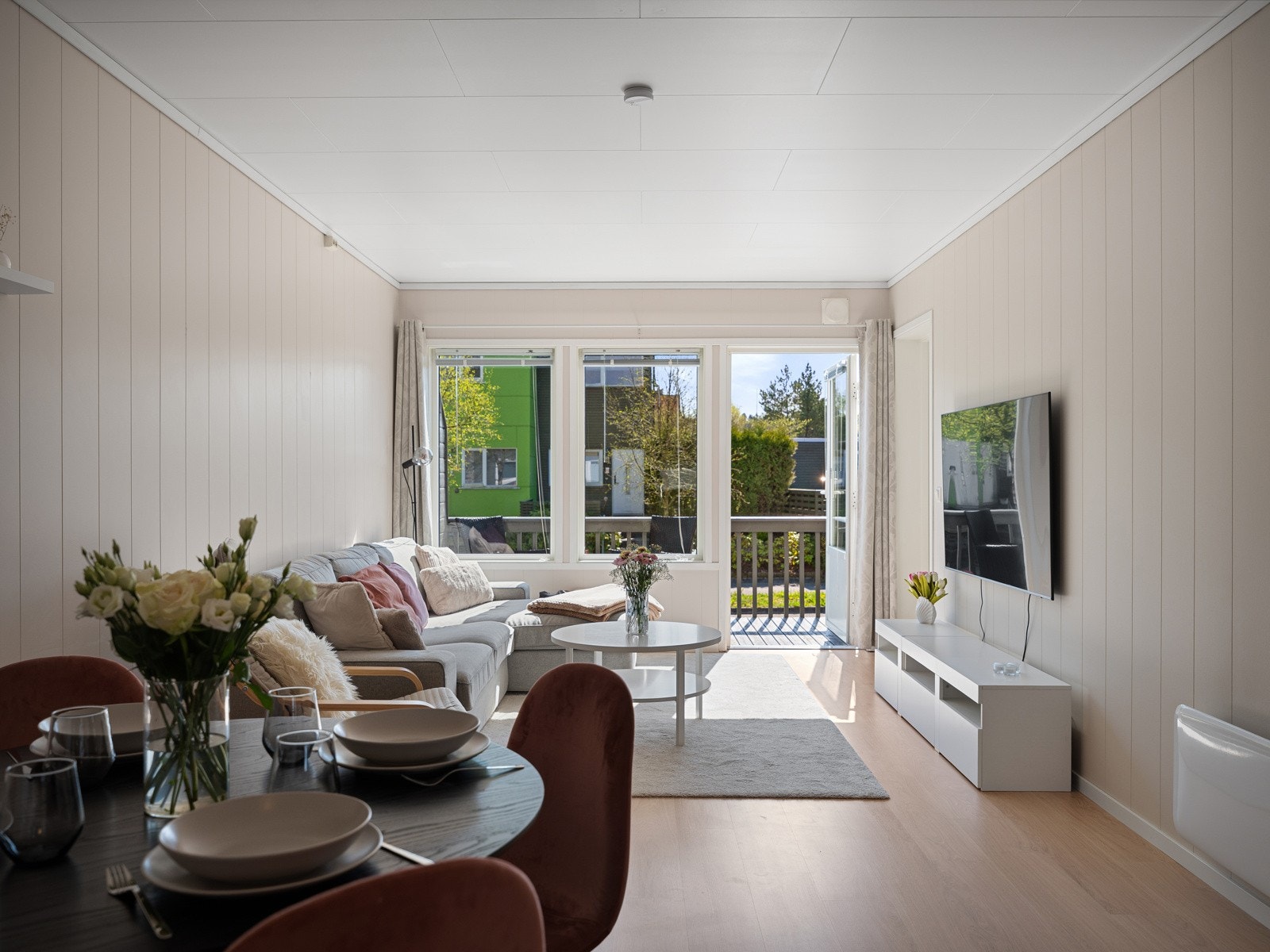 Lys og romslig stue med utgang til balkong Galleribilde