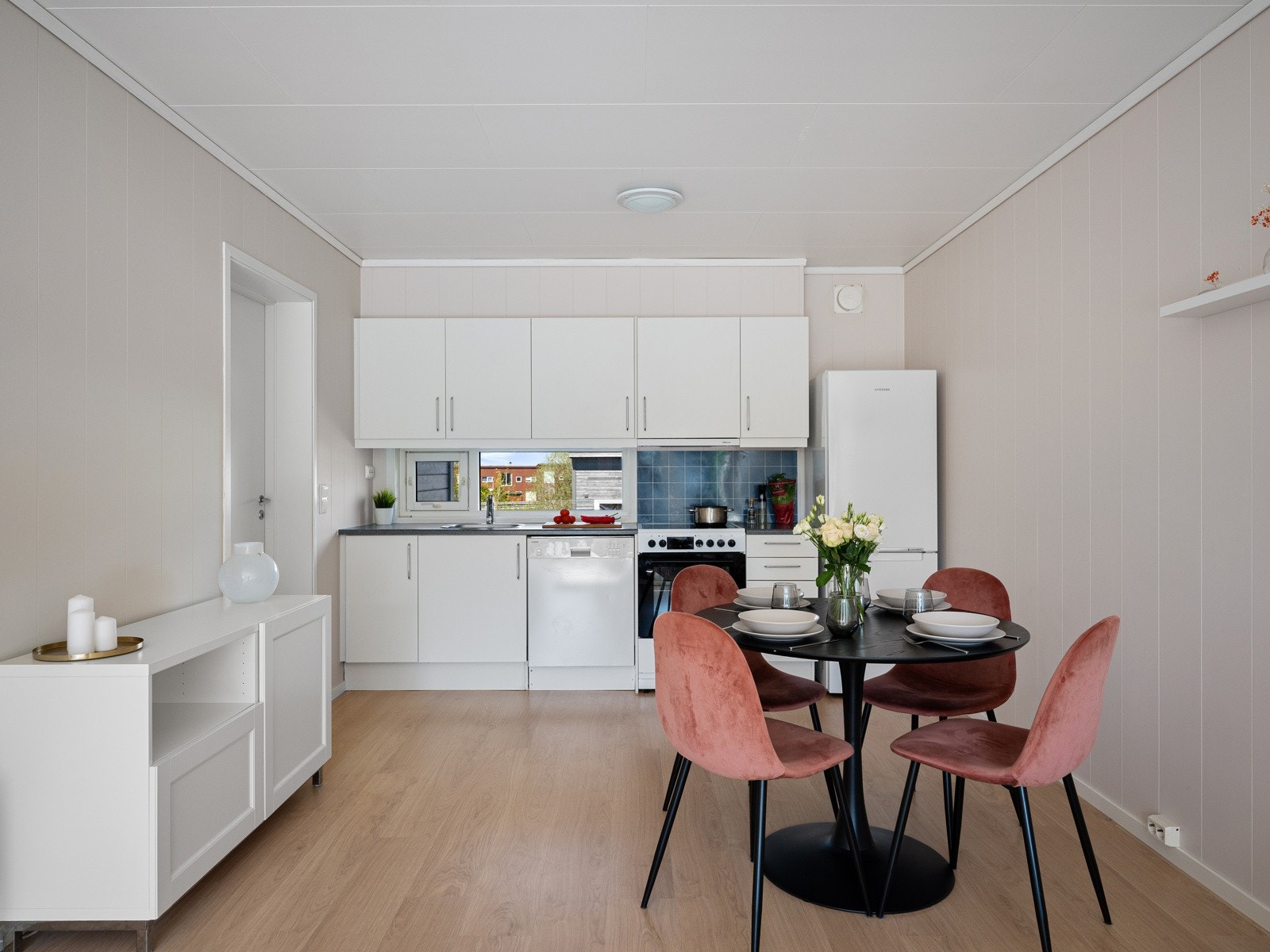 Den åpne løsningen mellom stue og kjøkken gir god plass til et spisebord Galleribilde