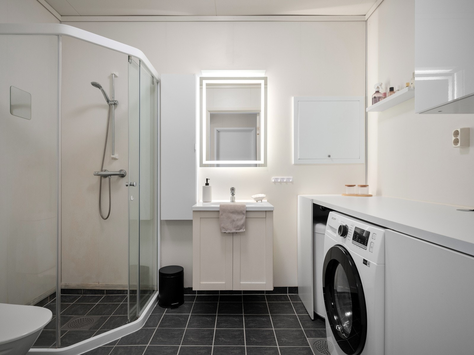 Pent og romslig bad med fliser og gulvvarme Galleribilde