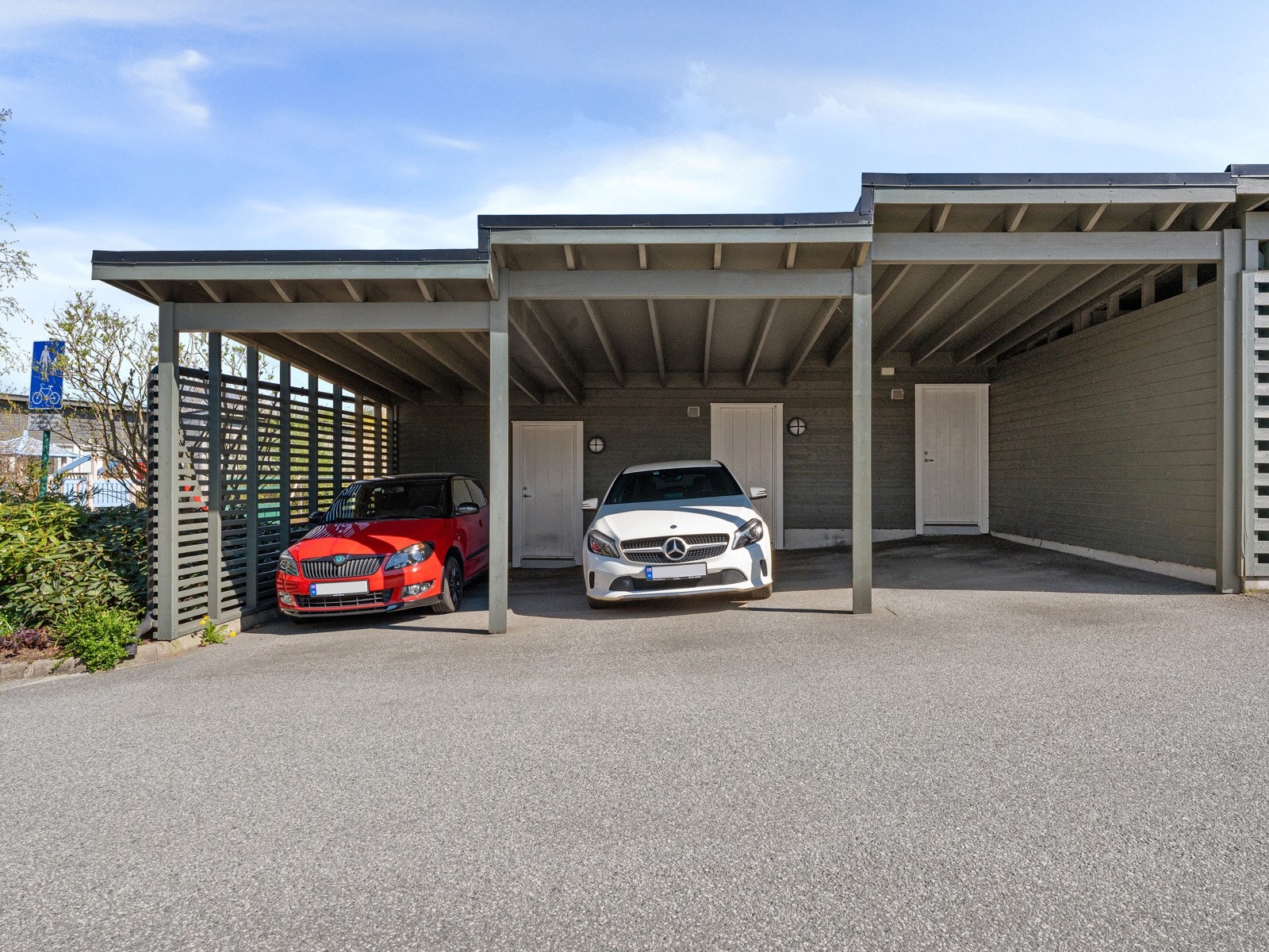 Parkering i carport med sportsbod i bakkant Galleribilde