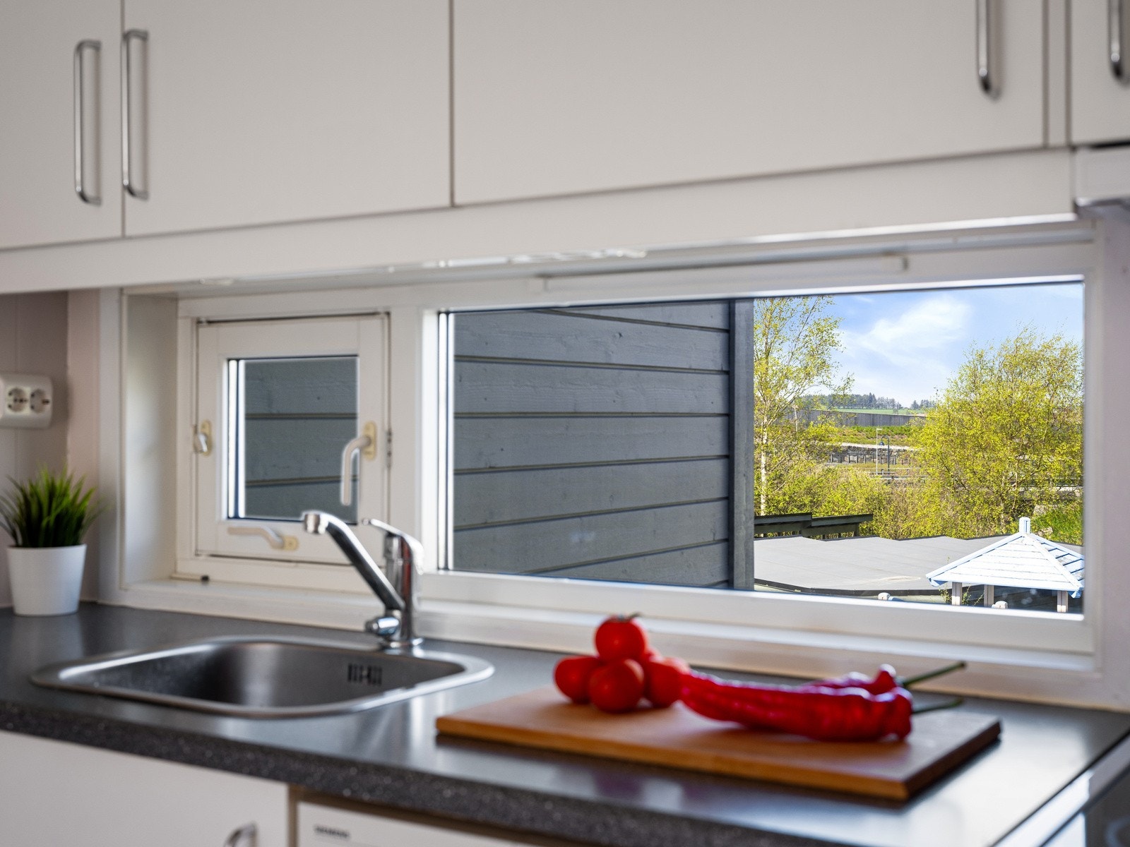 Vindu mellom benk og overskap sikrer godt lys og gode arbeidsforhold Galleribilde