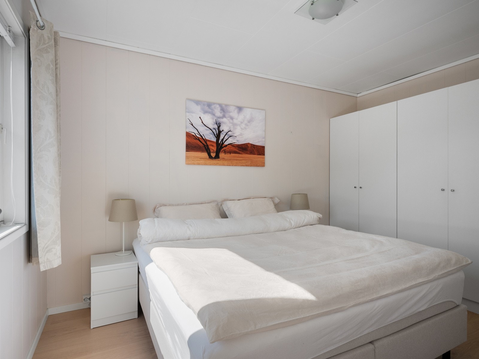 Romslig hovedsoverom med garderobeløsning Galleribilde