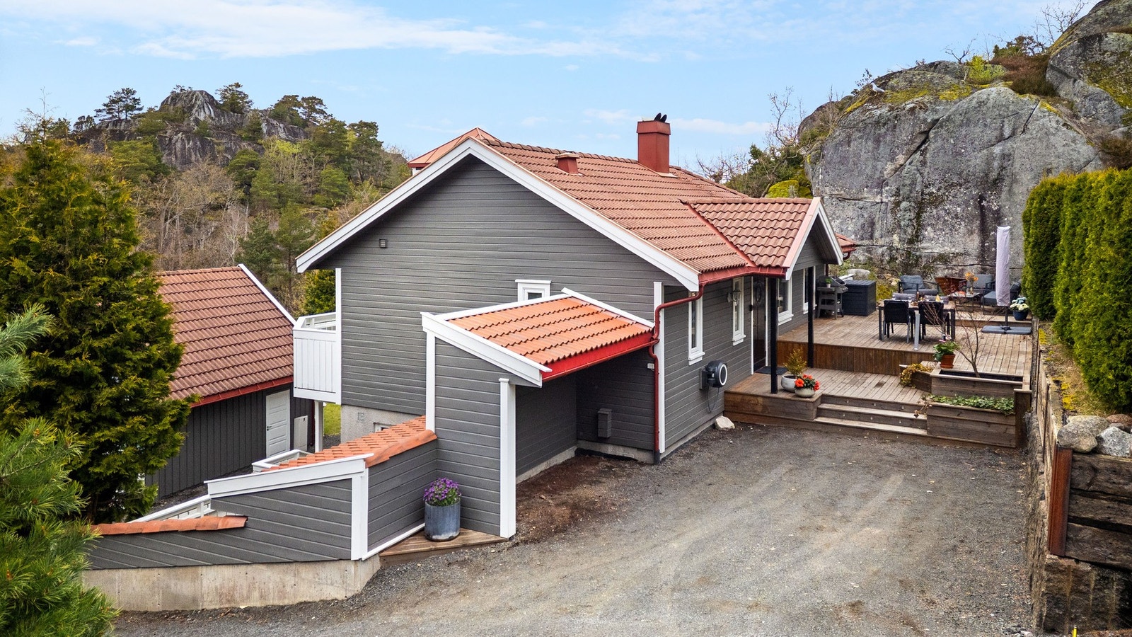 Innkjørsel til hoveddel med god parkeringsmulighet. Stor terrasse med flere soner og stemningsfull belysning. Galleribilde