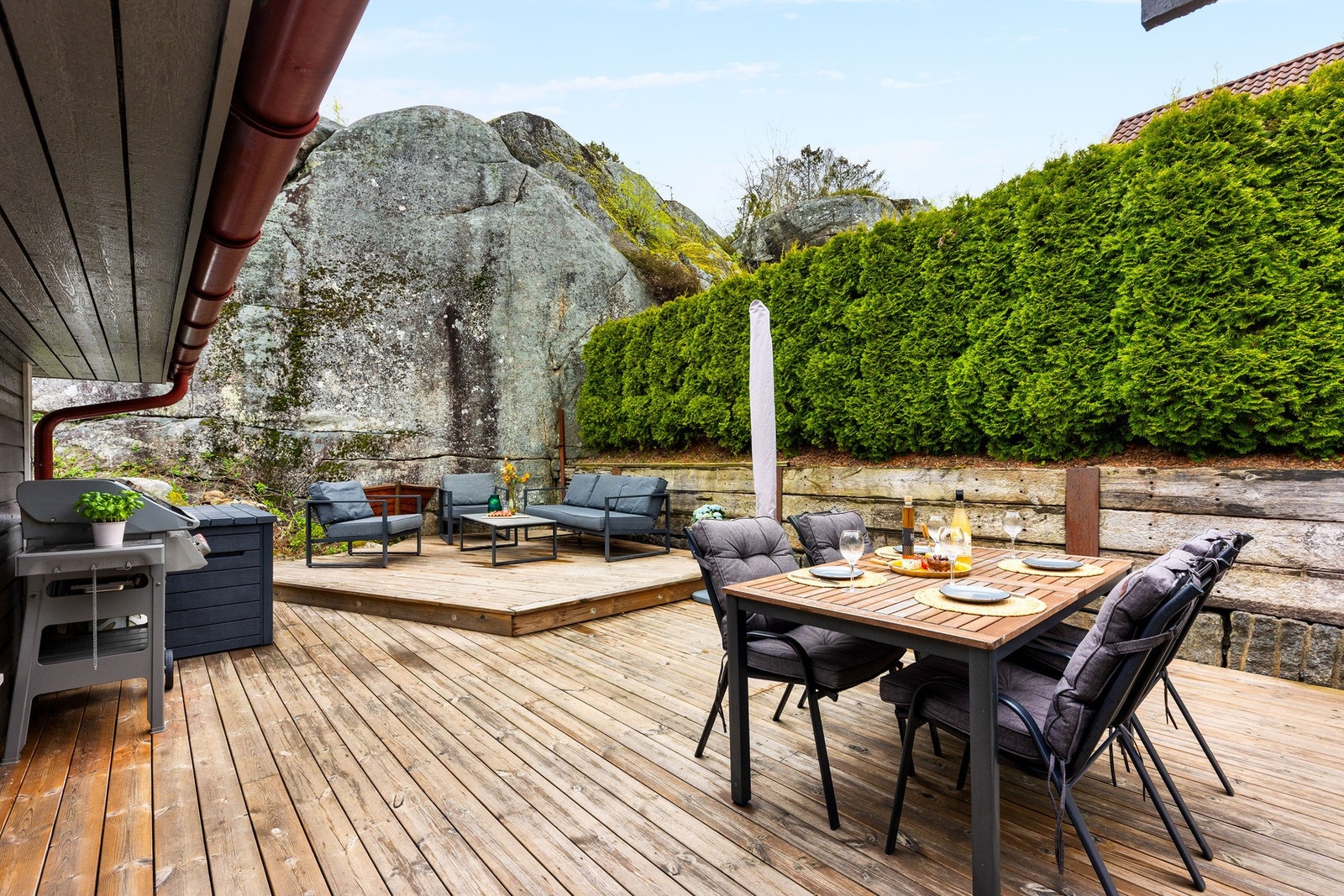 Stor og flott terrasse med god plass til ulik møblering. Galleribilde