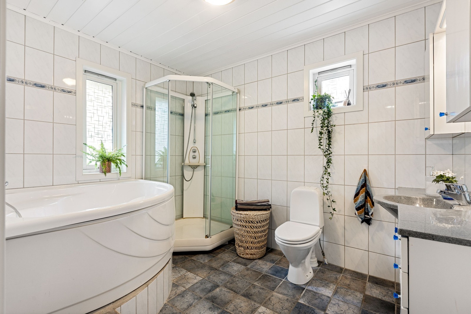 Baderommet er romslig med både badekar og dusj. Innredning med nedfelt servant og toalett. Galleribilde