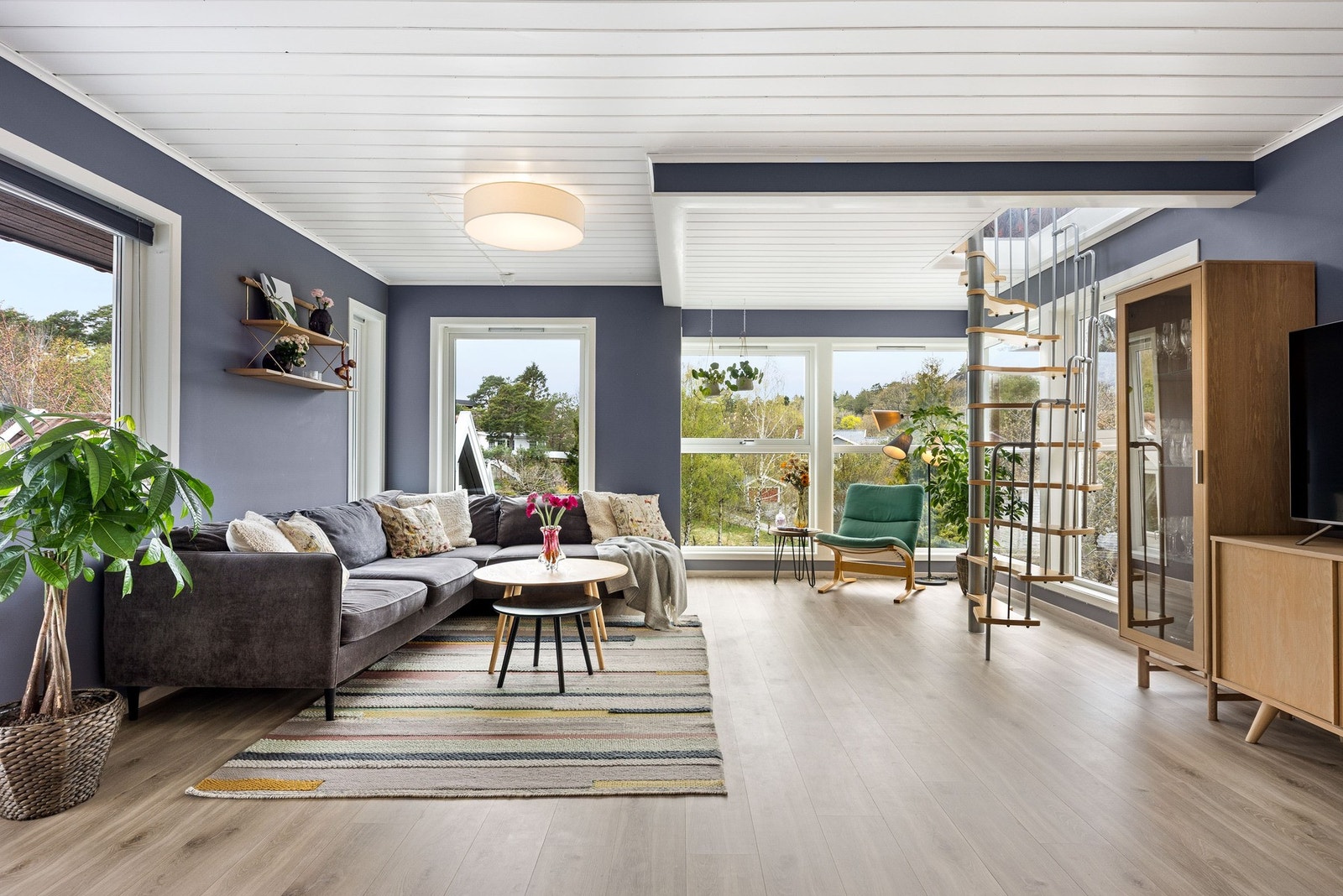 Det er utgang til veranda fra stuen. Galleribilde