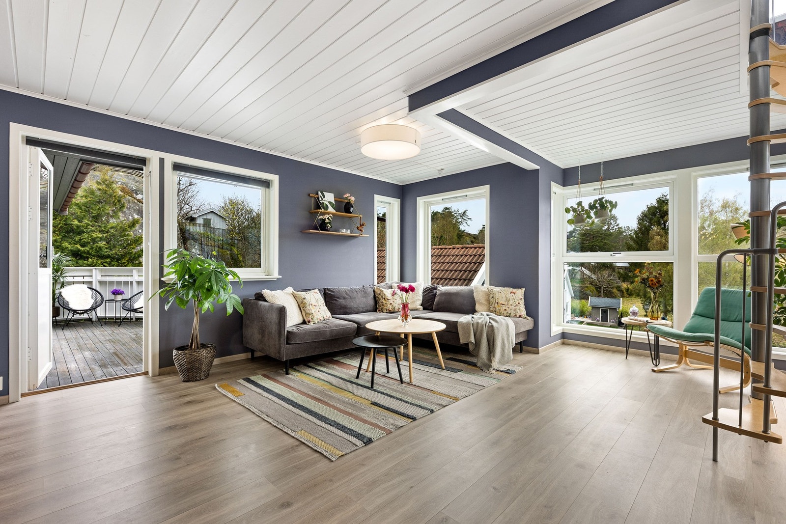 Store vinduer i stuen gir fine lysforhold og man får god kontakt med naturen utenfoe. Galleribilde