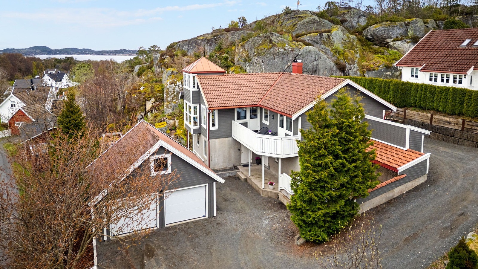 Velkommen til Fjellvikveien 7- flott enebolig med to utleieleiligheter i underetasjen. Galleribilde