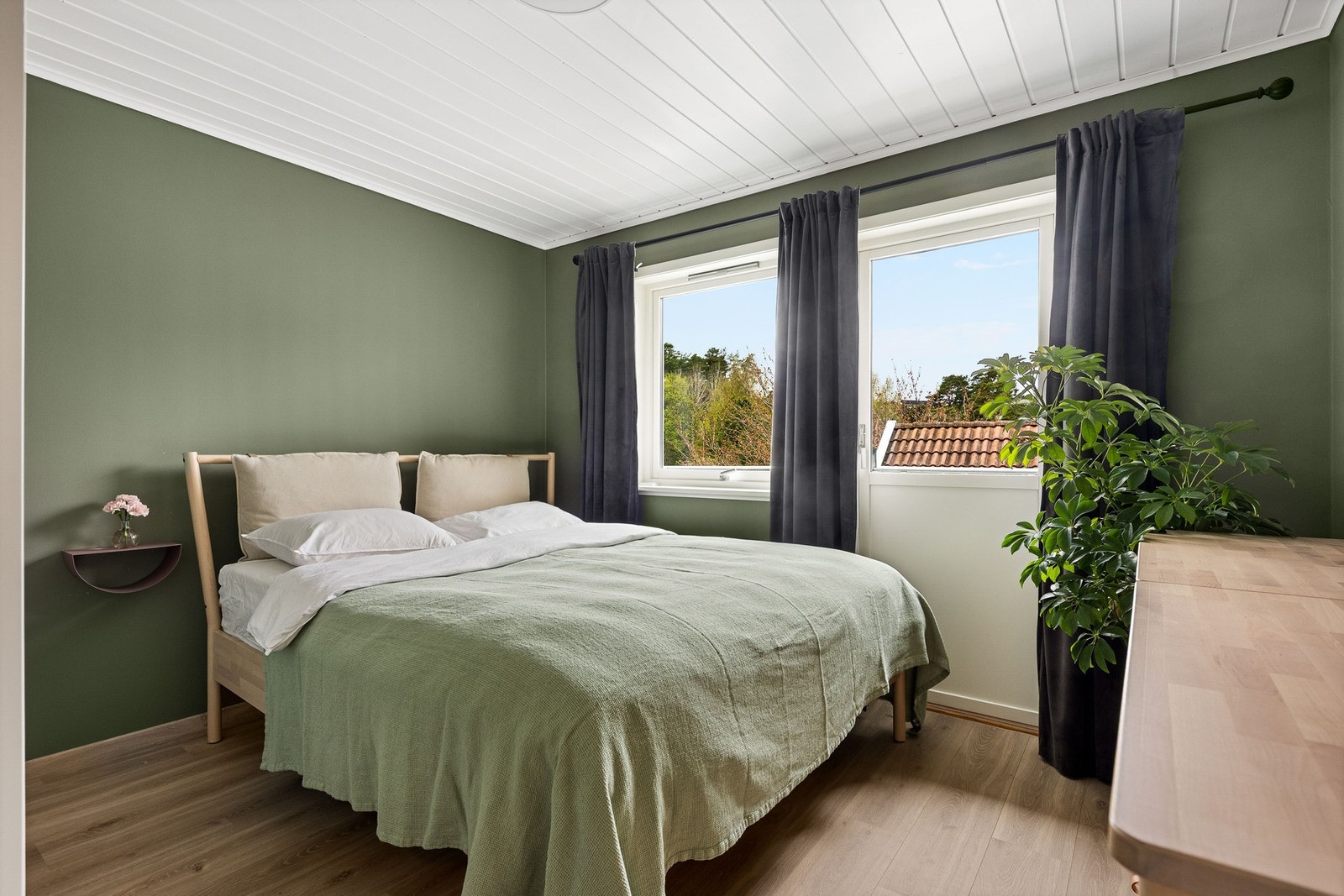 Fra hovedsoverommet er det utgang til en hyggelig terrasse på ca. 14 kvm. Supert for en morgenkaffe. Dette rommet har videre god plass til stor seng, nattbord og kommode. Galleribilde