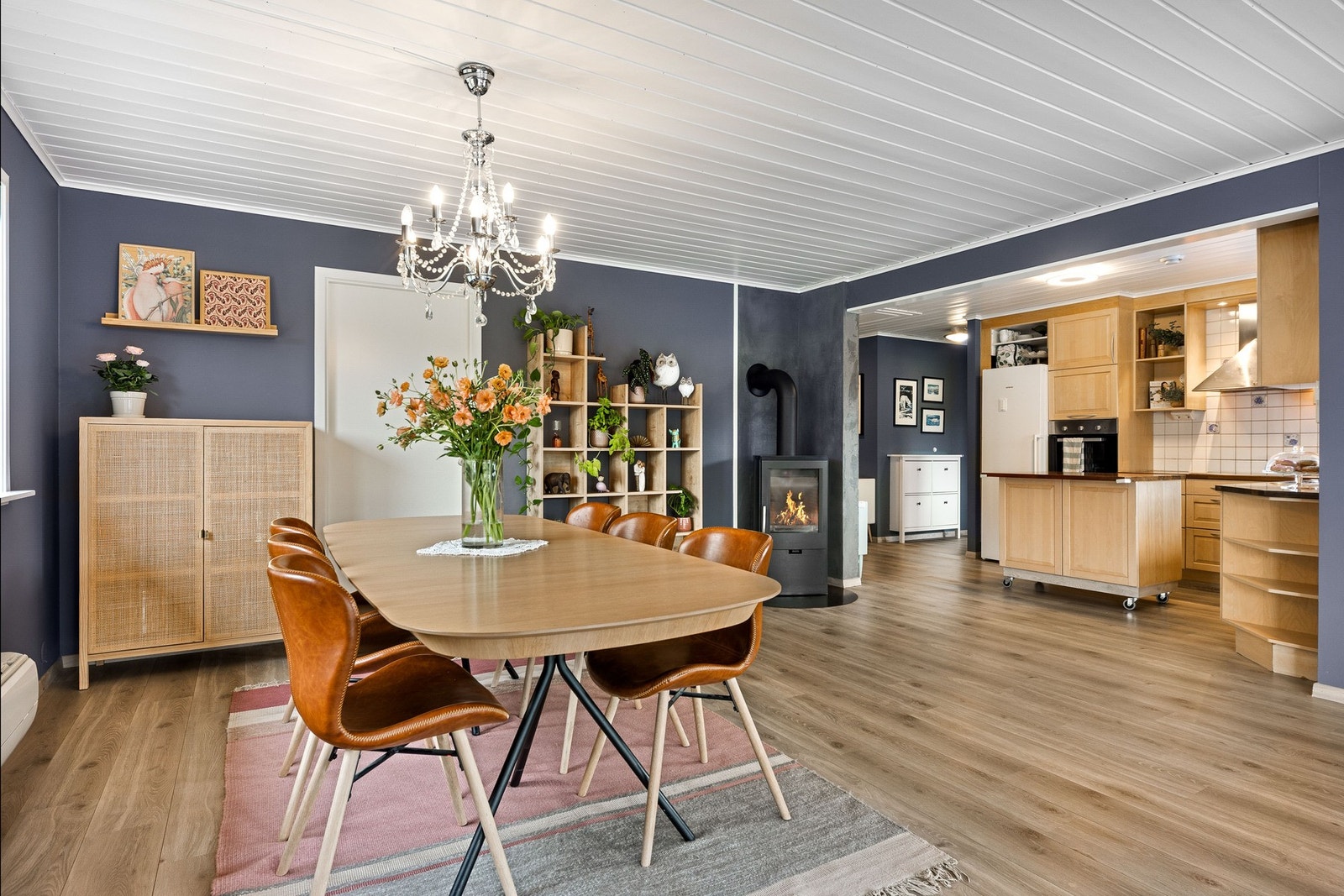 Det er god plass til spisebord. Her kan man samle familie og venner til gode måltider. Galleribilde