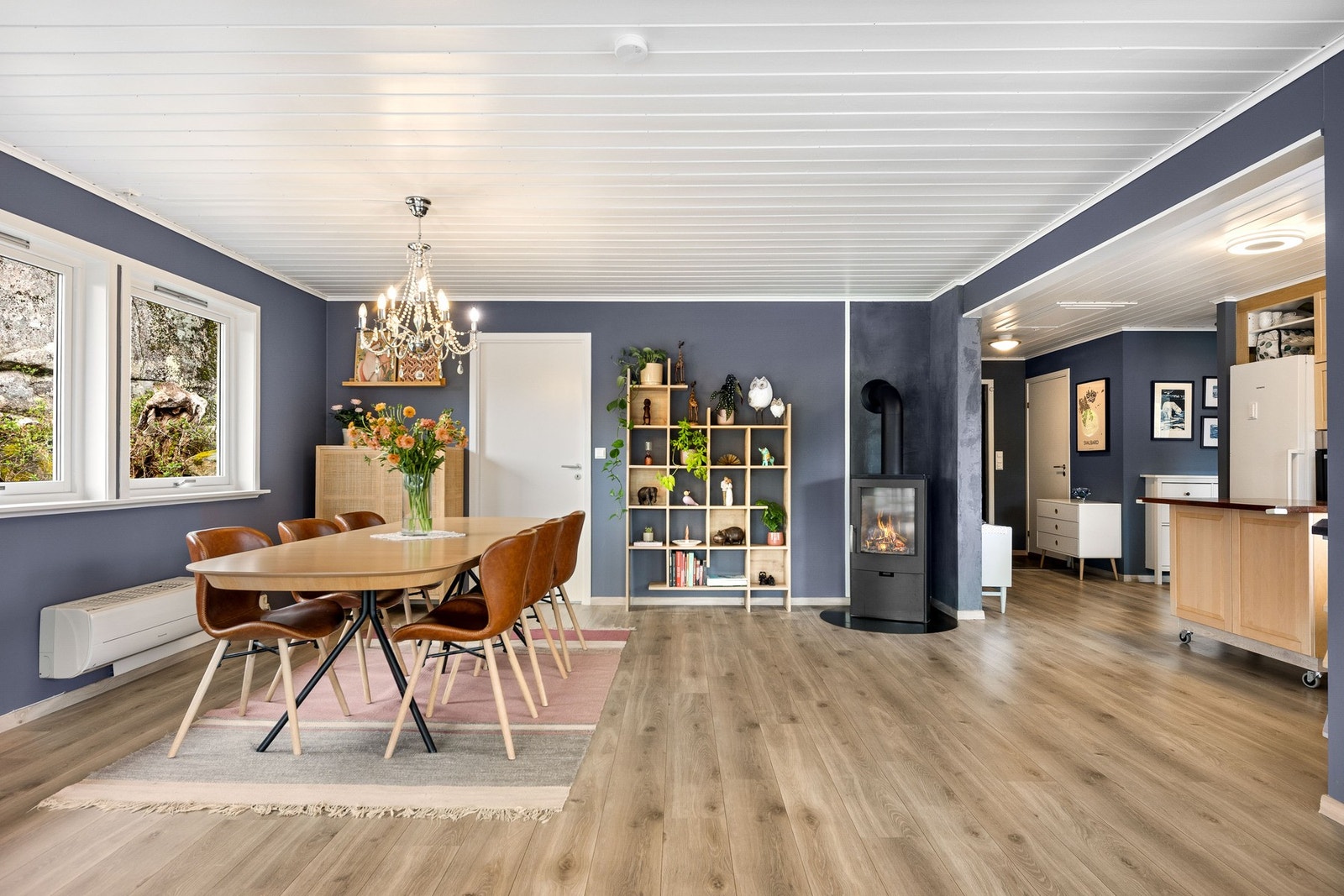 Spisestue i åpen løsning mot kjøkken. Galleribilde