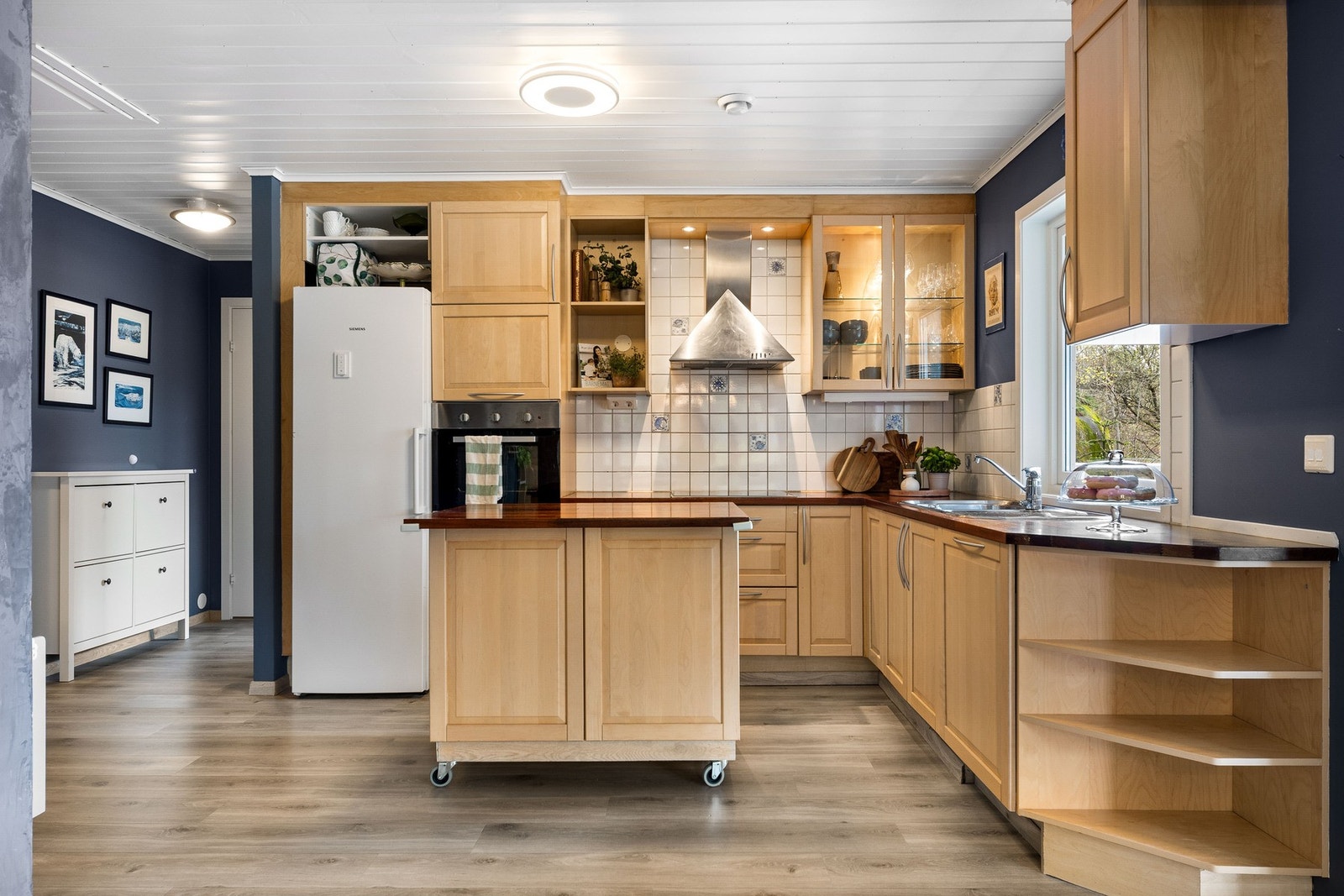 Flott kjøkken i åpen løsning mot stue. Kjøkkenøy på hjul gir fleksible løsninger. Galleribilde