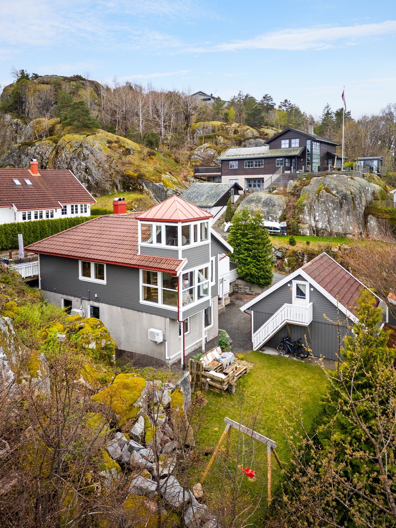 Boligen ligger i grønne omgivelser med noen minutters gange til strand og sjø. Galleribilde