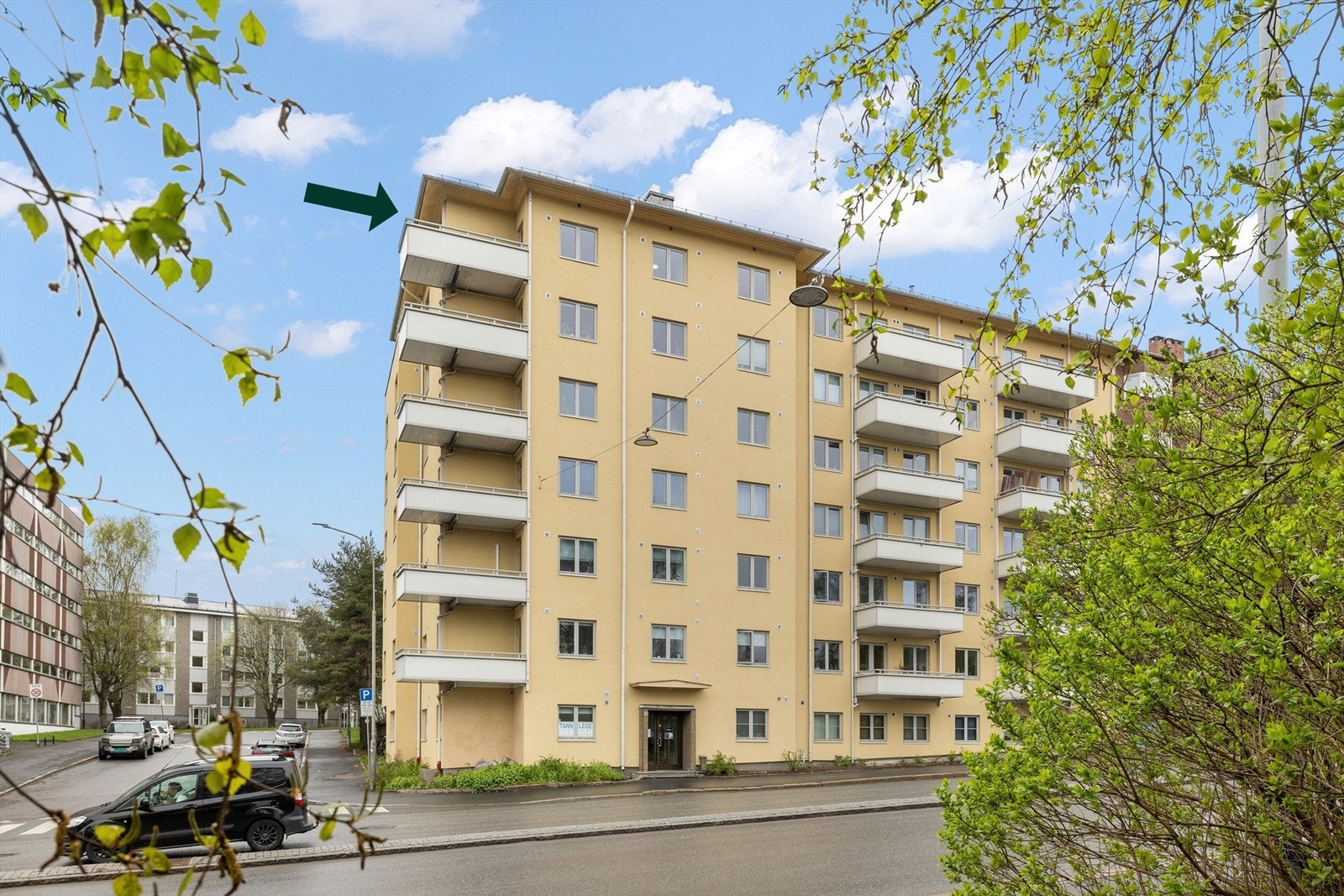 En topp- og hjørneleilighet i 6. etasje, med balkong, utsikt og gode solforhold. Bad fra 2019. Galleribilde