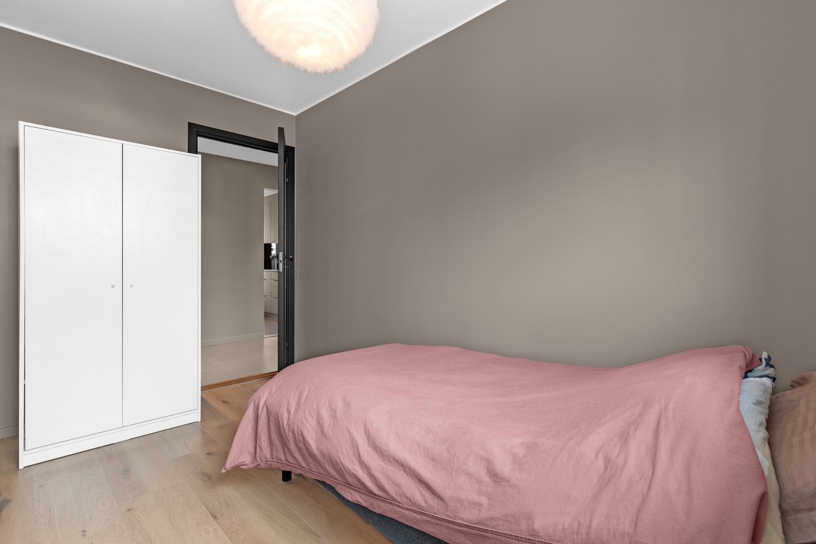 Soverom 2 er smart utnyttet med plass til det mest nødvendige og gode oppbevaringsmuligheter. Galleribilde