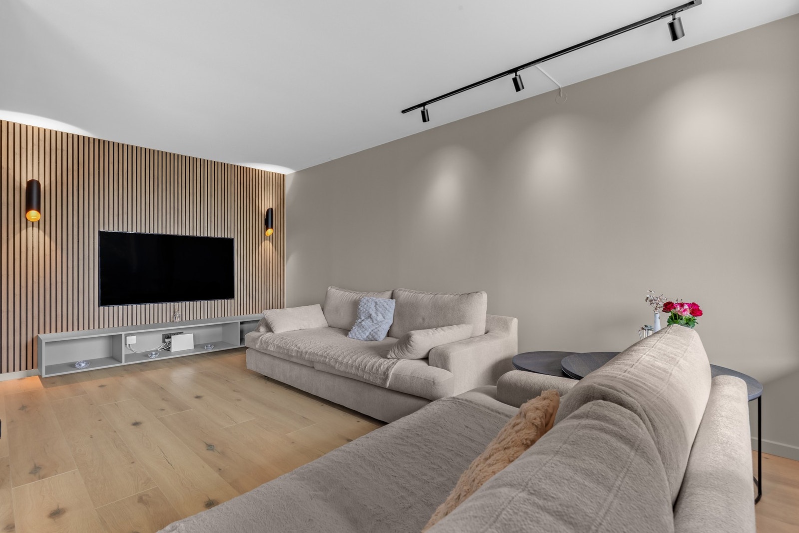 Gulvet er lagt med slitesterk og lettstelt laminat. Galleribilde