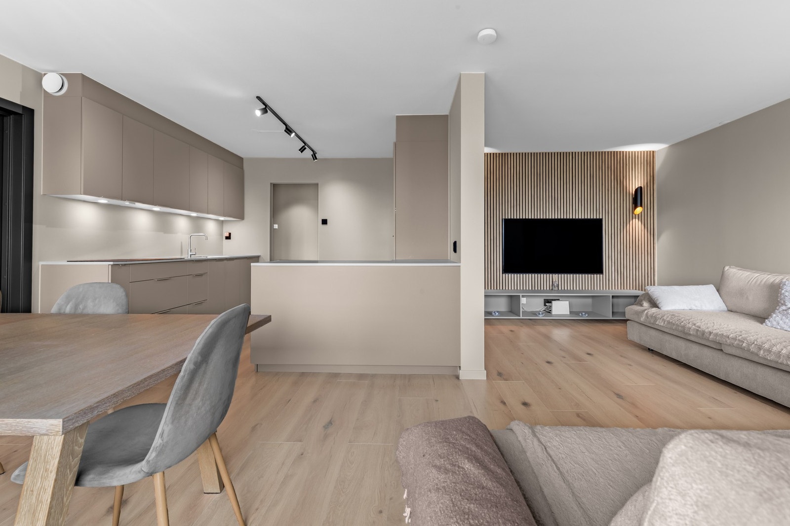 Leiligheten er omfattende modernisert med høy standard og tidløs eleganse. Galleribilde