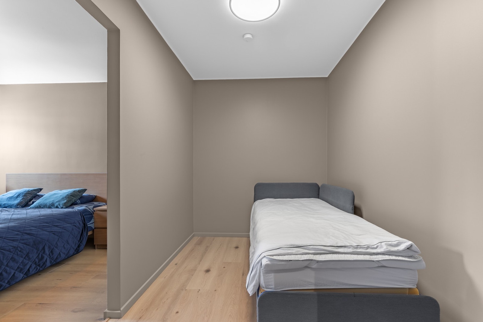 Soverom 1 har en skillevegg som gir mulighet for å dele inn rommet - for eksempel som barnerom eller til praktisk oppbevaring. Galleribilde