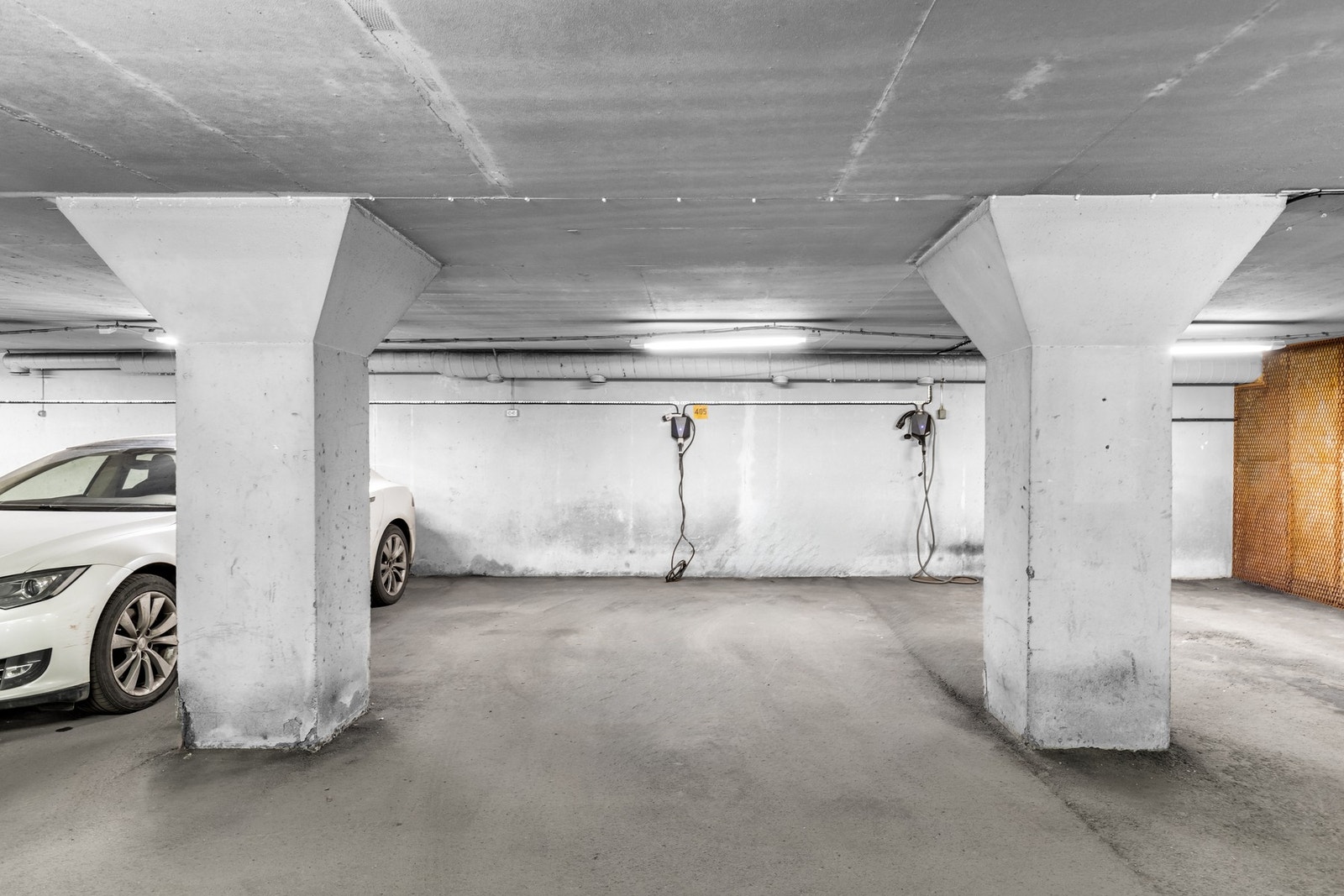 Medfølgende garasjeplass med el-bil lader installert. Galleribilde
