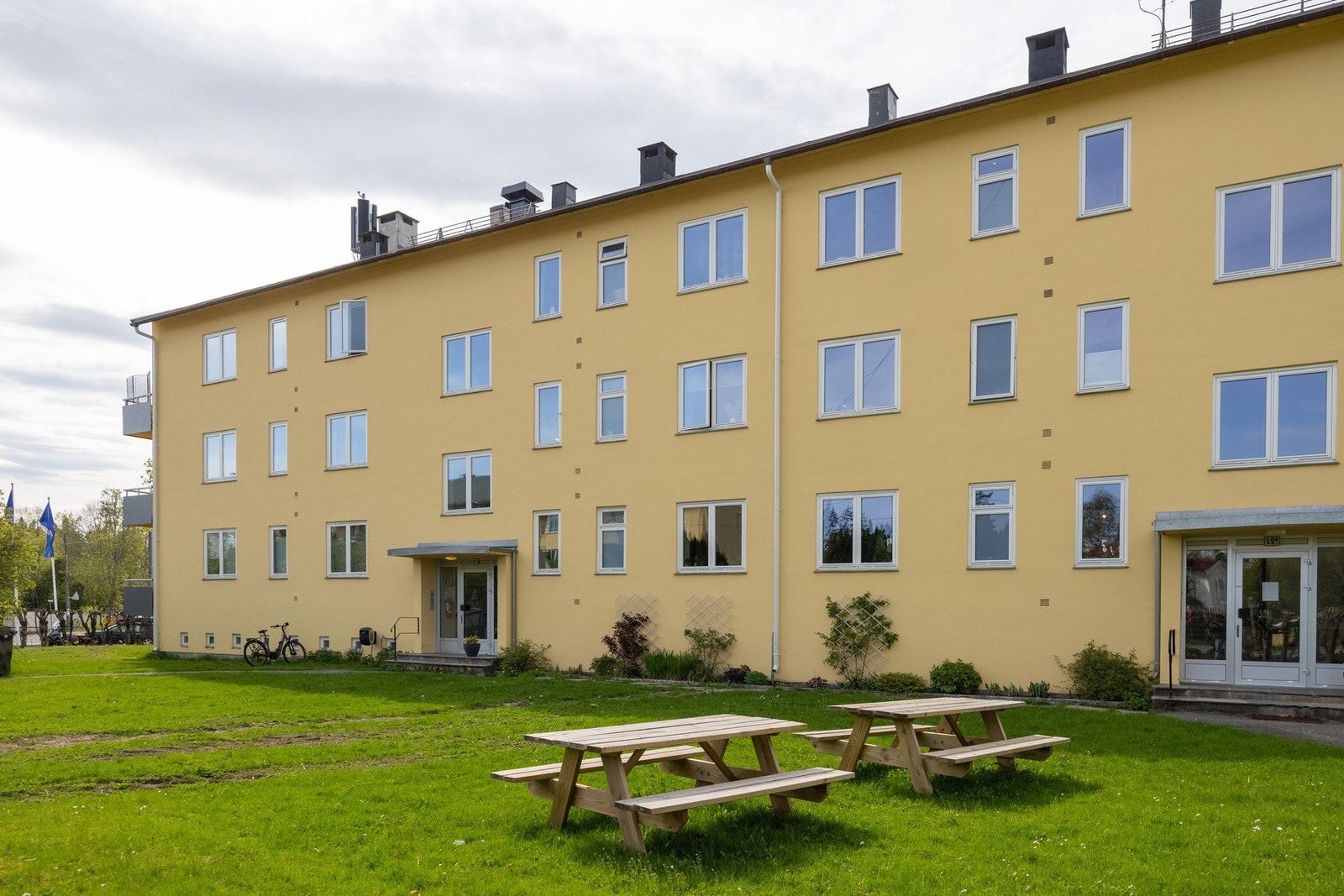 Malt fasade og oppgradering av balkong i 2022/2023. Galleribilde