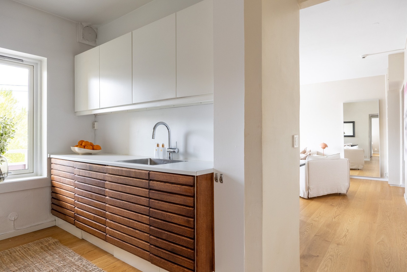 Moderne og flott plassbygget eikekjøkken av Åver Håndverkssnikkeri 2019. Galleribilde