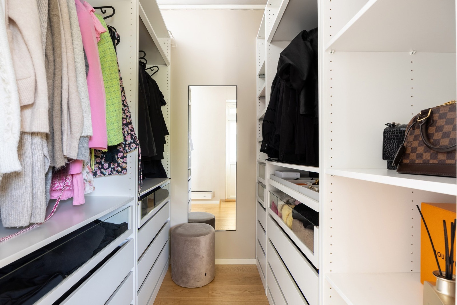 Praktisk bygd walk-in closet på soverom. Galleribilde
