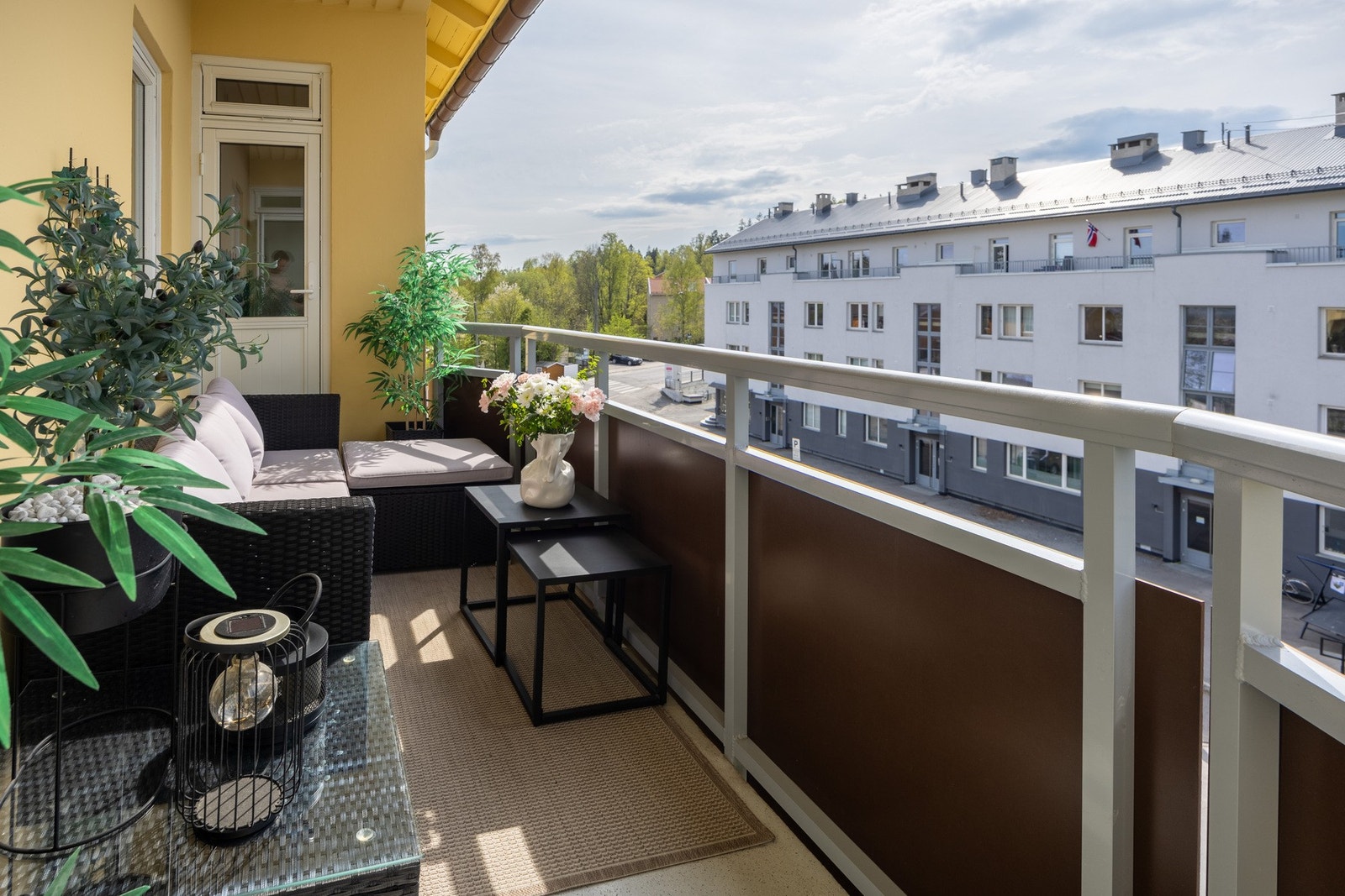 Utgang fra stue til solrik vestvendt balkong på 6 kvm. Galleribilde