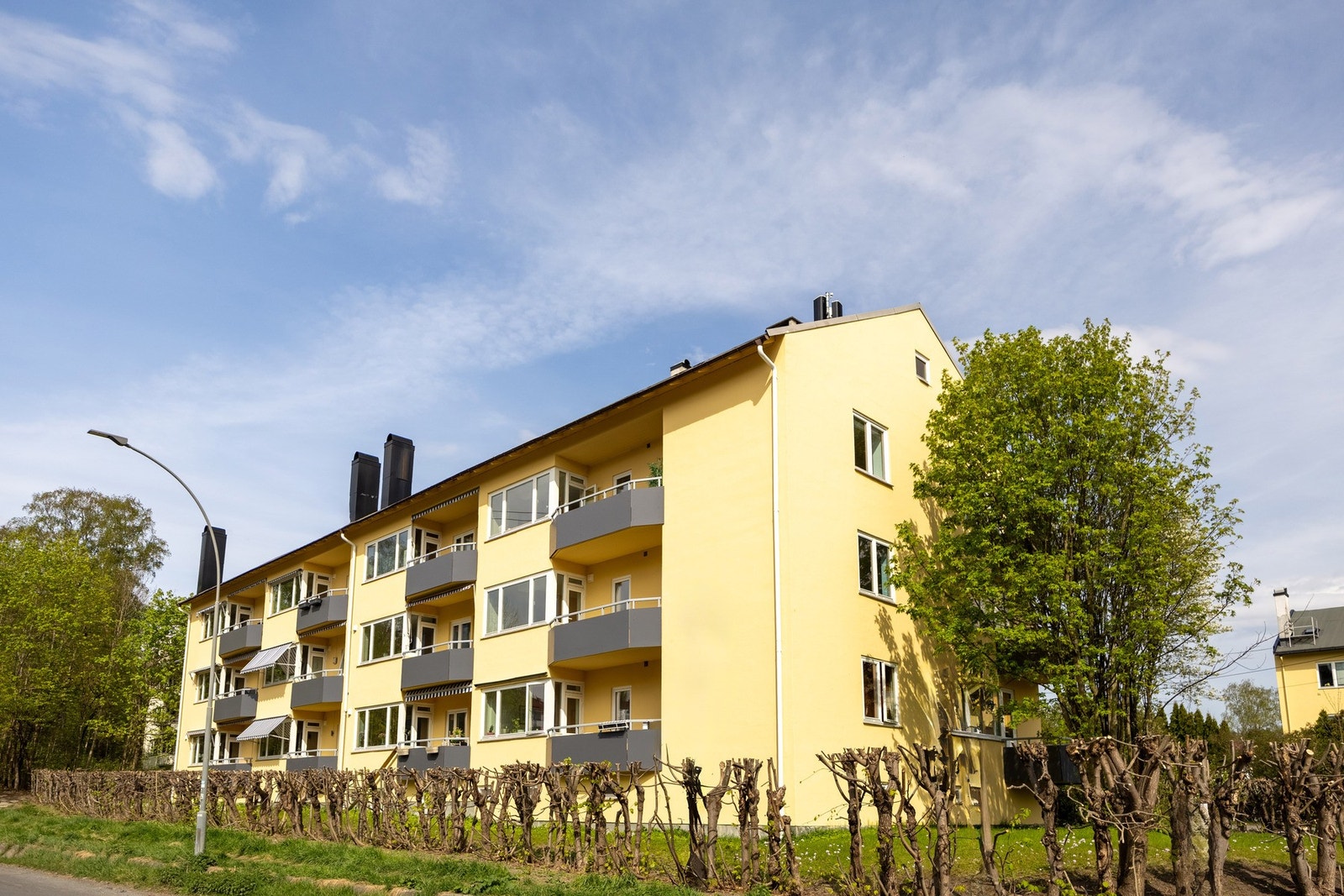 Kort vei til flere populære områder som Slemdal, Huseby, Vinderen, Smestad og Røa. Galleribilde