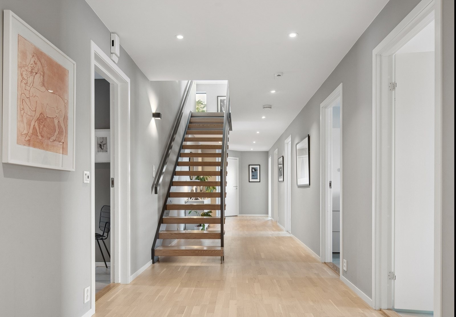 Boligens første etasje inneholder bl.a. 6 soverom, kontor, 2 bad og vaskerom. Galleribilde