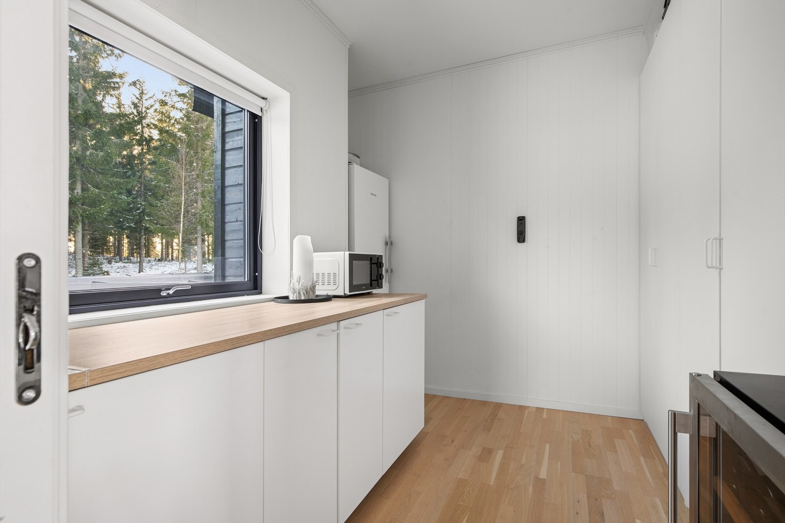 Grovkjøkkenet er innredet med skap- og benkeplass, samt plass til feks. fryseskap, vinskap og annet. Galleribilde