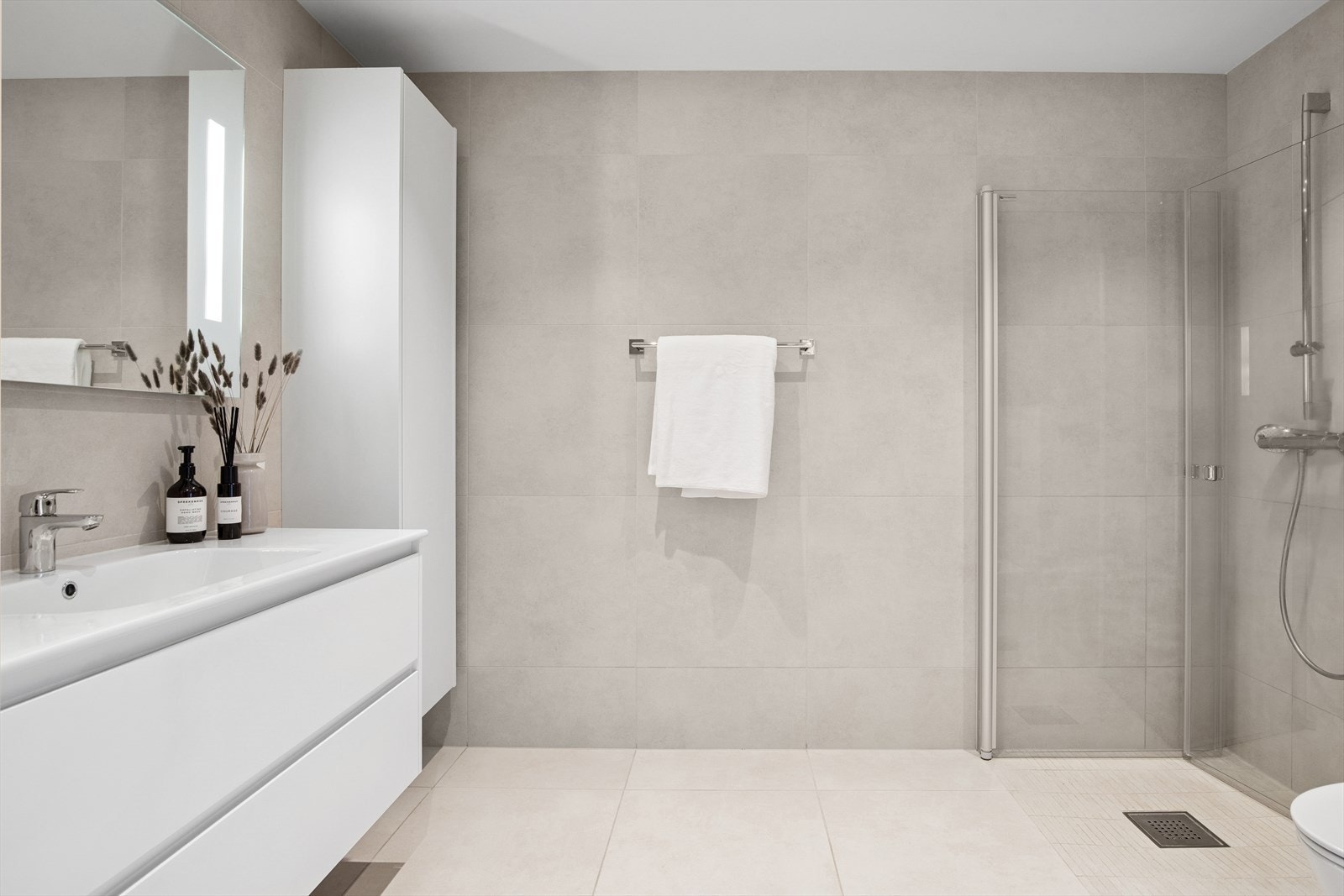 Dette baderommet ligger vis-a-vis for hovedsoverommet. Galleribilde