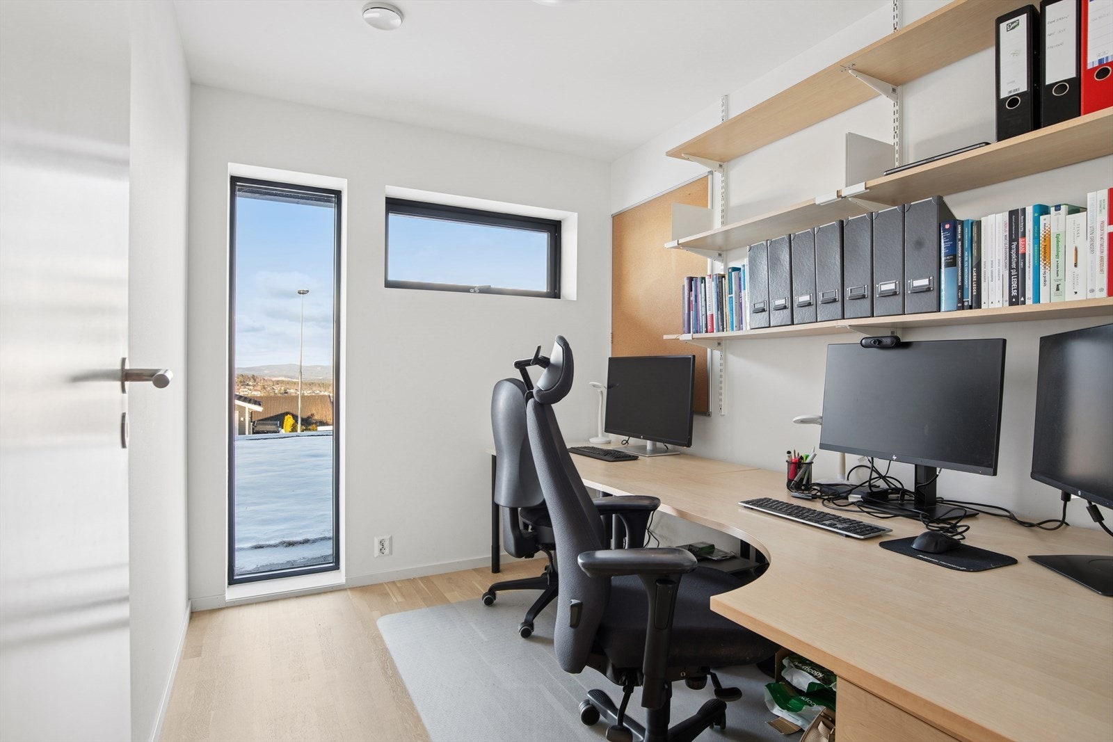 Kontoret har plass til romslig møblement med plass til to arbeidsstasjoner. Galleribilde