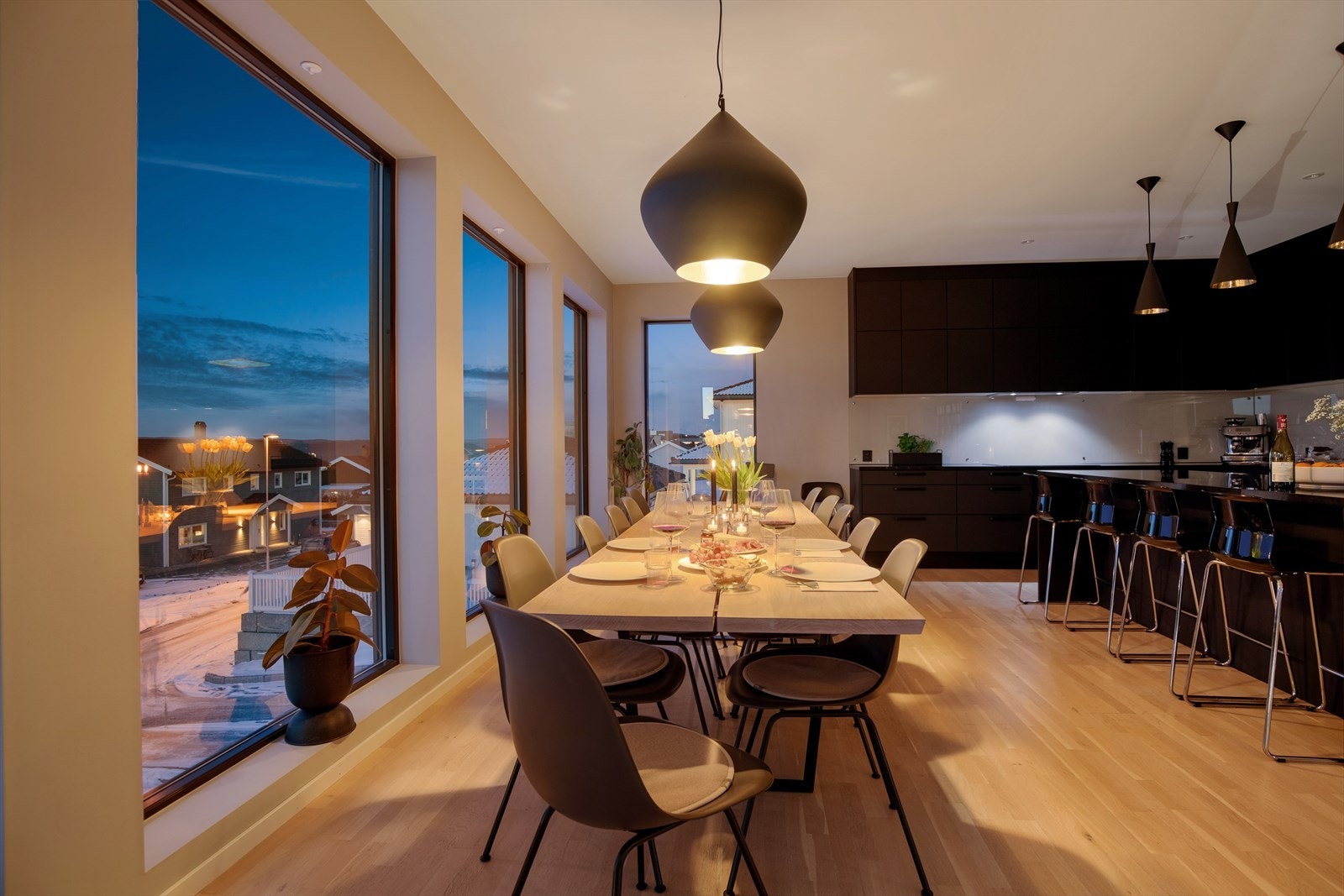 God takhøyde, store vinduer og luftig planløsning er en meget god kombinasjon. Galleribilde