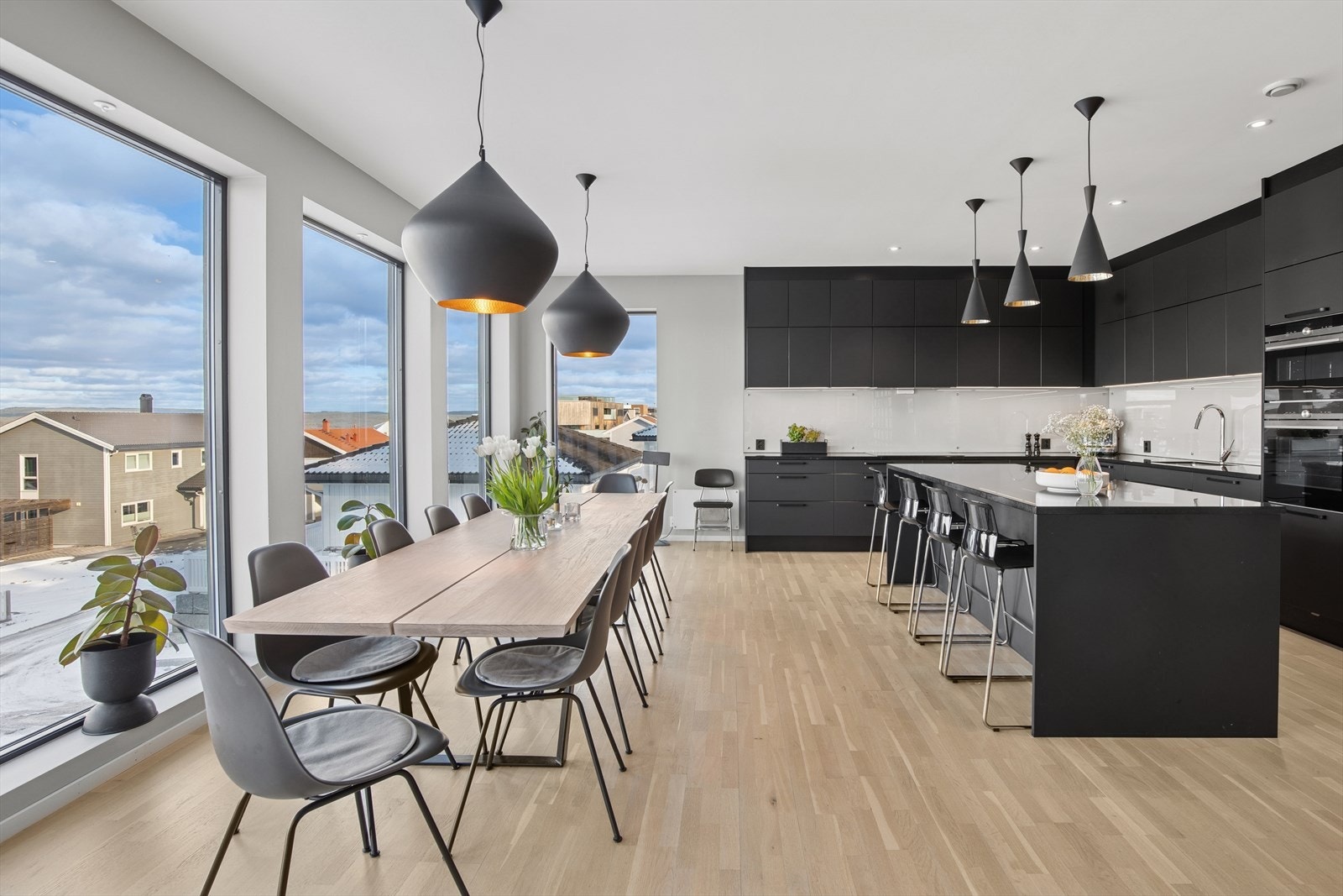 Innholdsrikt, lekkert kjøkken fra HTH med stilrent uttrykk. Galleribilde