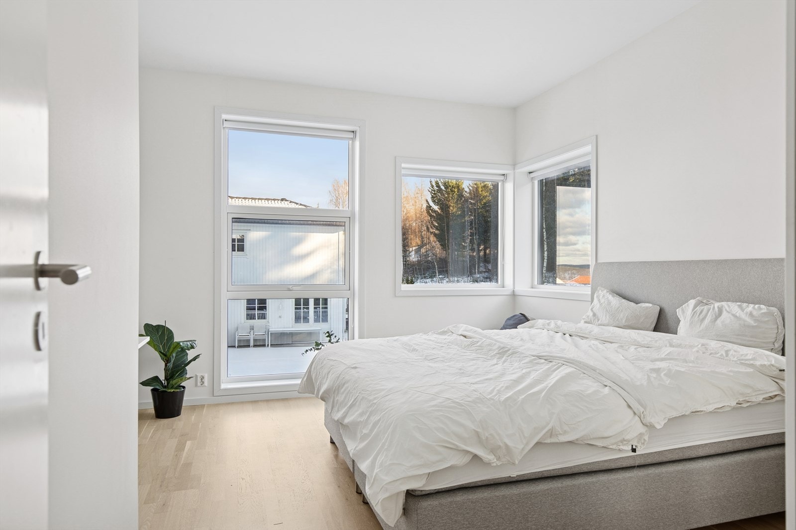 Soverommet i andre etasje har en god størrelse med plass til stor seng, garderobeskap og arbeidspult. Galleribilde