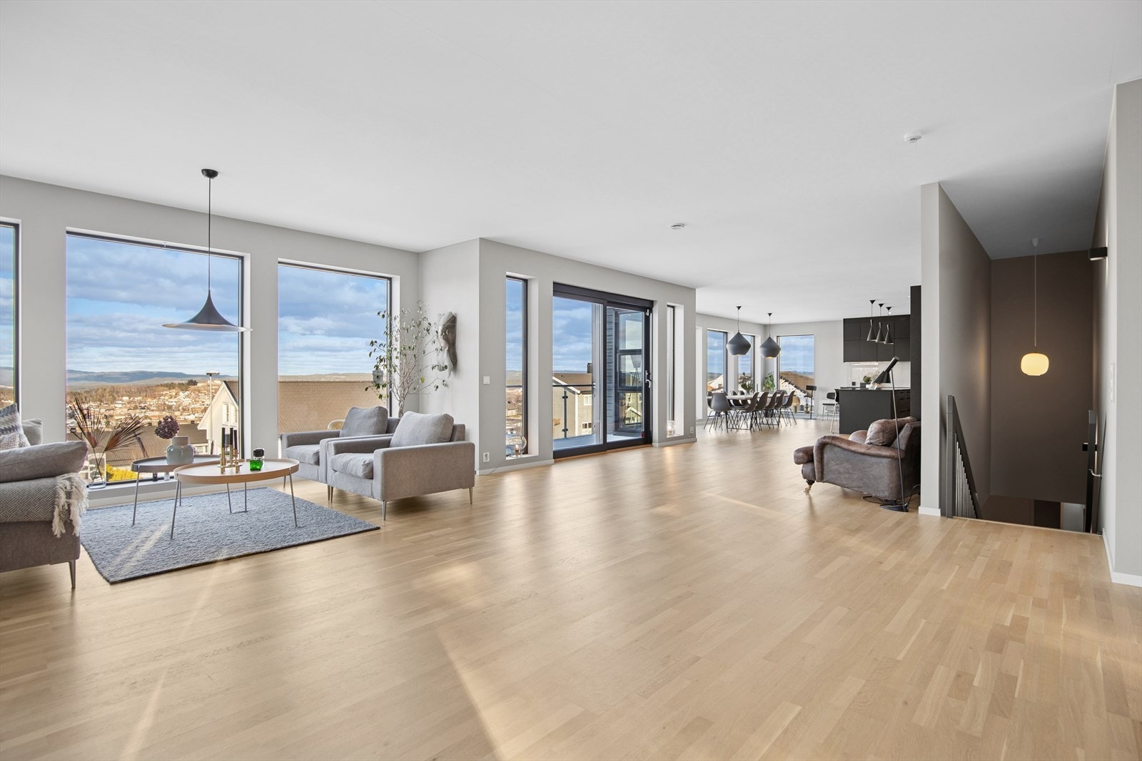 Familiebolig på 393 kvm BRA-I, godt fordelt over to plan. Galleribilde