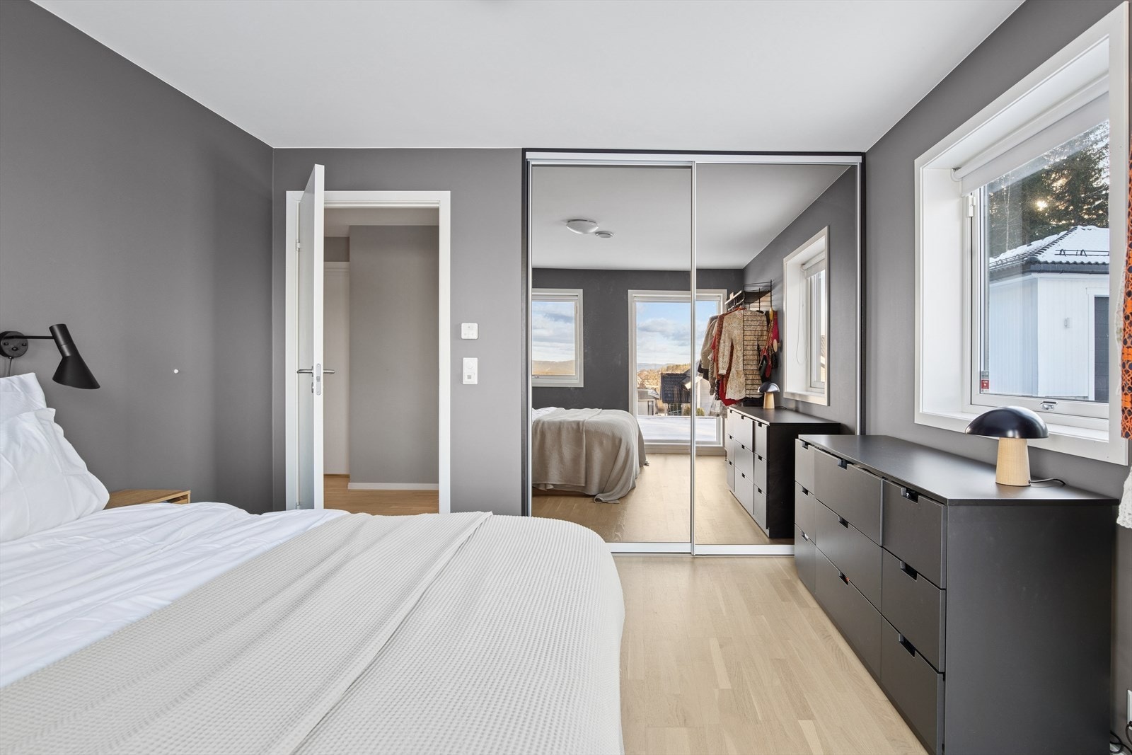 Hovedsoverommet har god plass, godt med dagslys og er utstyrt med skyvedørsgarderobe. Galleribilde