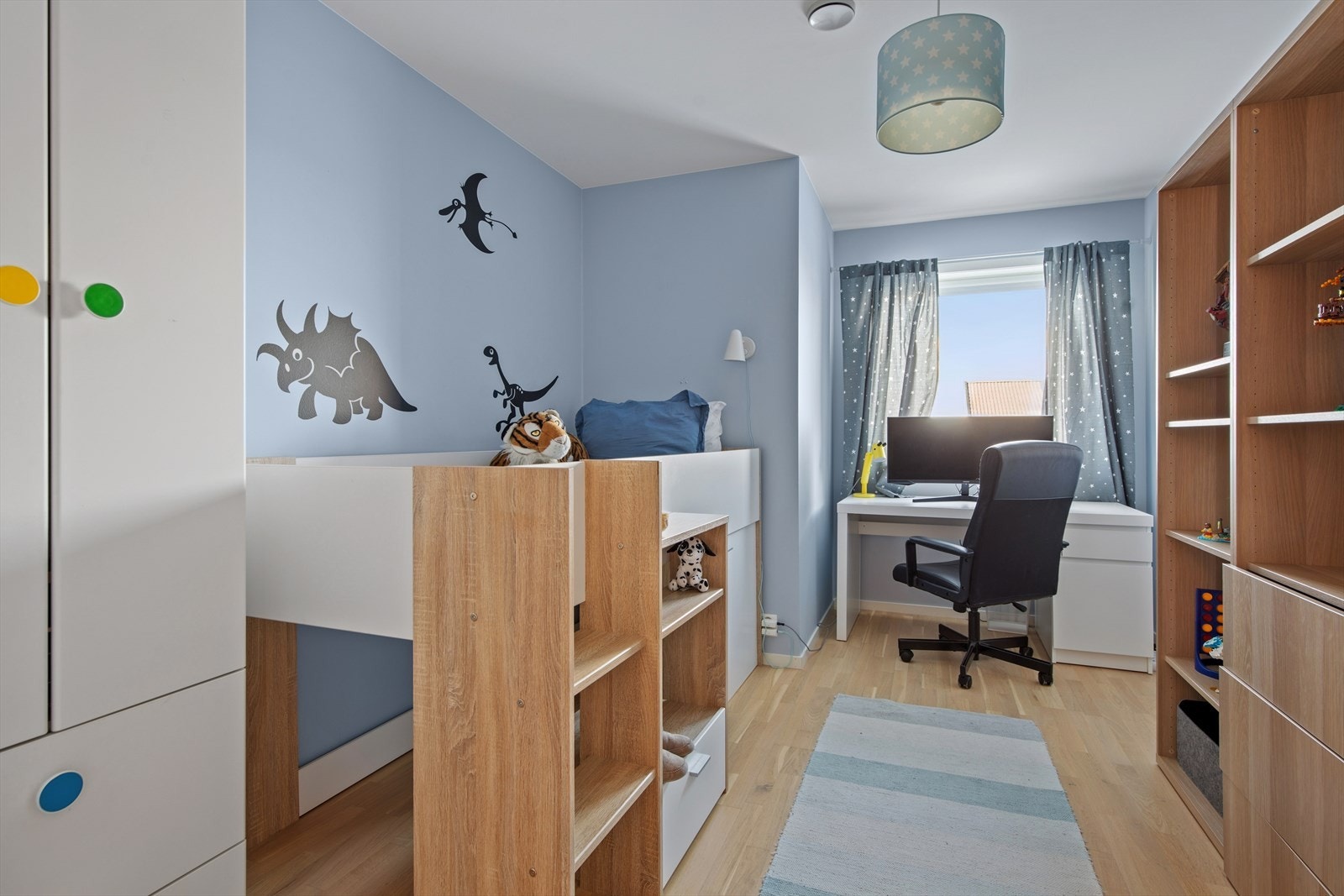 Her er det plass til både seng, skap og skrivepult. Galleribilde