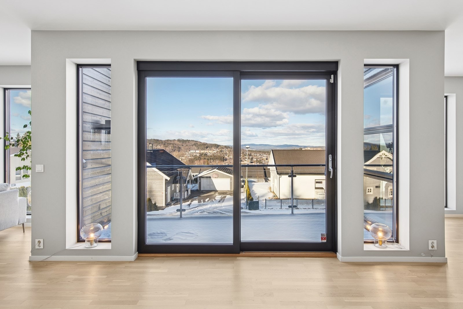 Utenfor stuen har du en nord-øst vendt balkong på 6 kvm hvor du kan sitte ute og nyte utsikten mot nabolaget, sentrum og festningen. Galleribilde