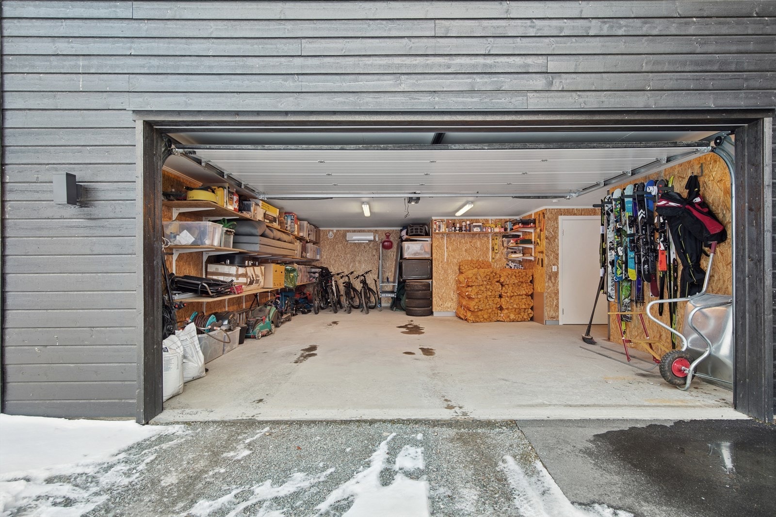 Integrert garasje med god plass til parkering og oppbevaring. Det er montert varmepumpe i garasjen. Galleribilde