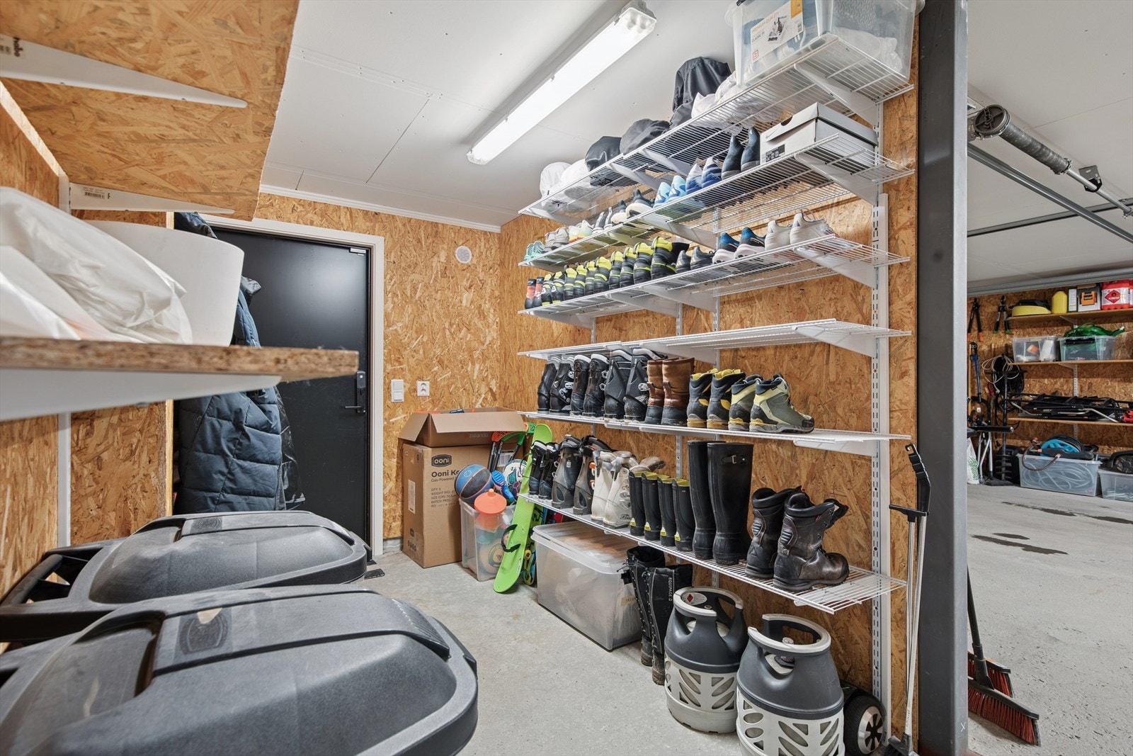 Gjennomgående sportsbod med god plass til lagring. Galleribilde