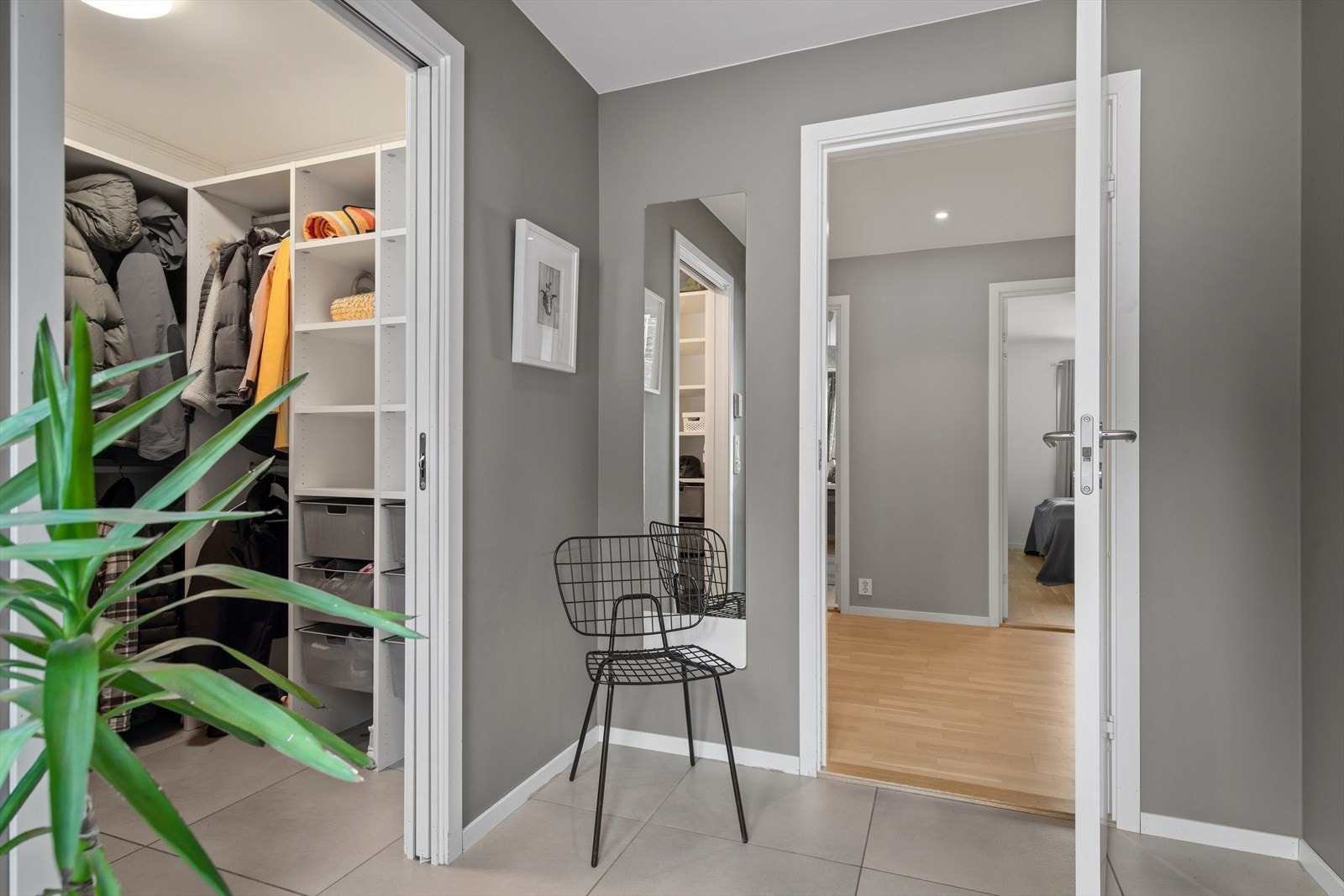 Eget garderoberom i tilknytning til entréen gir et ryddig inntrykk. Galleribilde