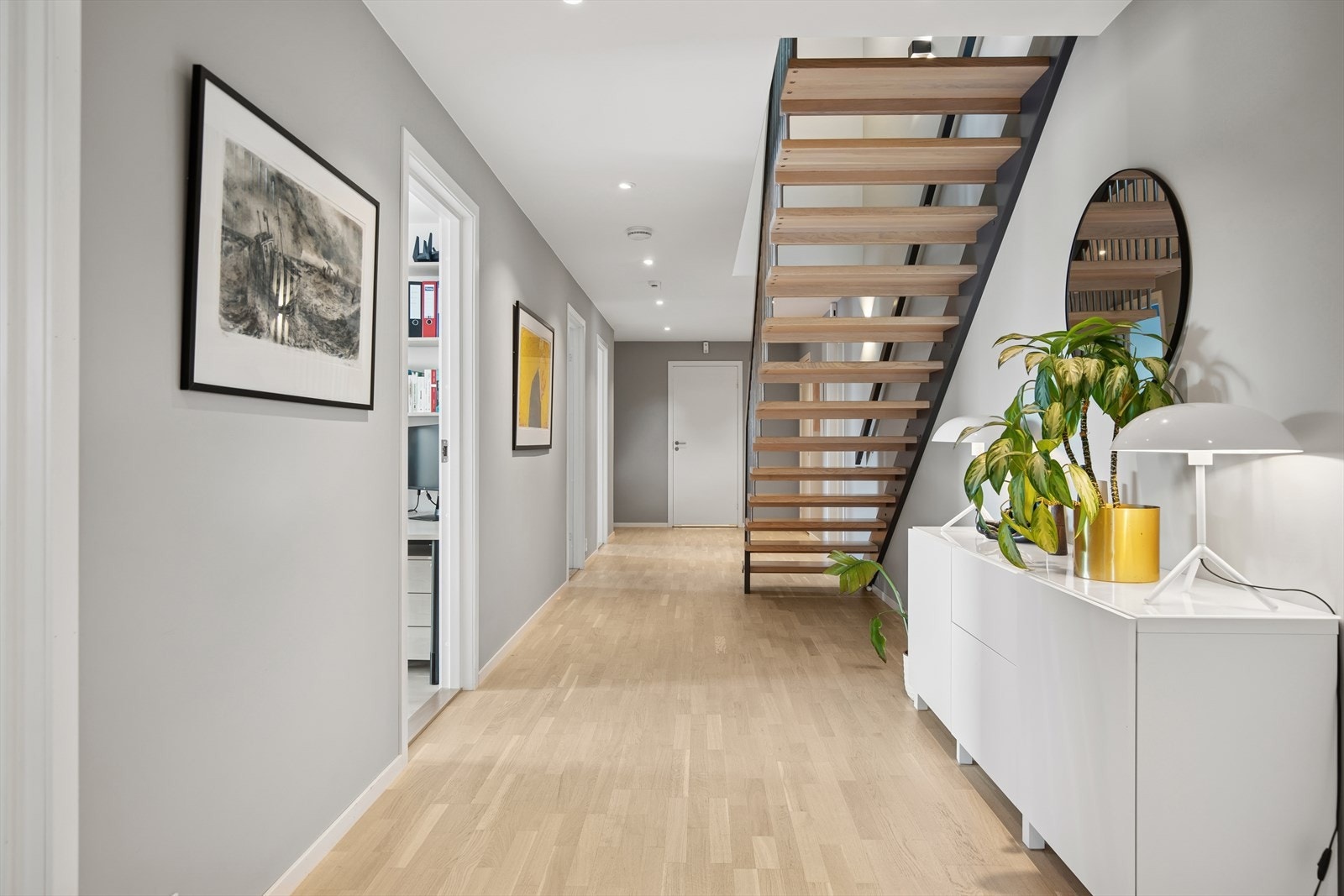 Downlights i himling gir behagelig lys. Trapp fra Escalia. Galleribilde