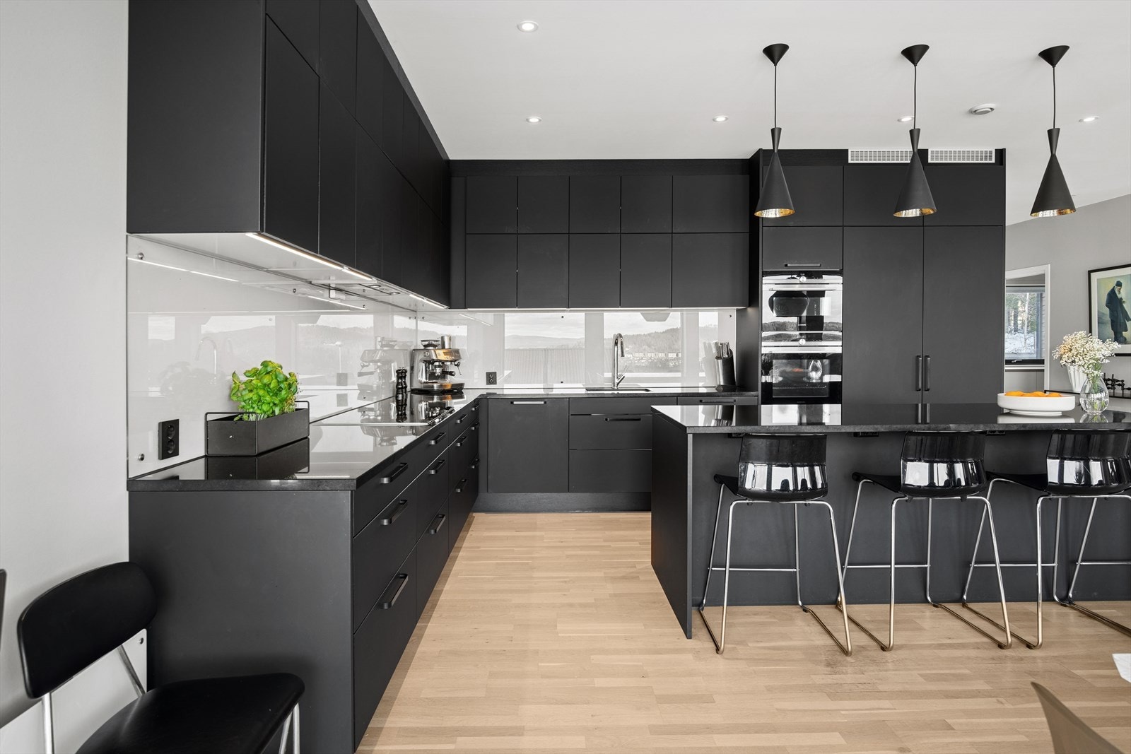 Kjøkkenet er utstyrt med platetopp, to stekeovner, oppvaskmaskin og to kjøleskap Galleribilde