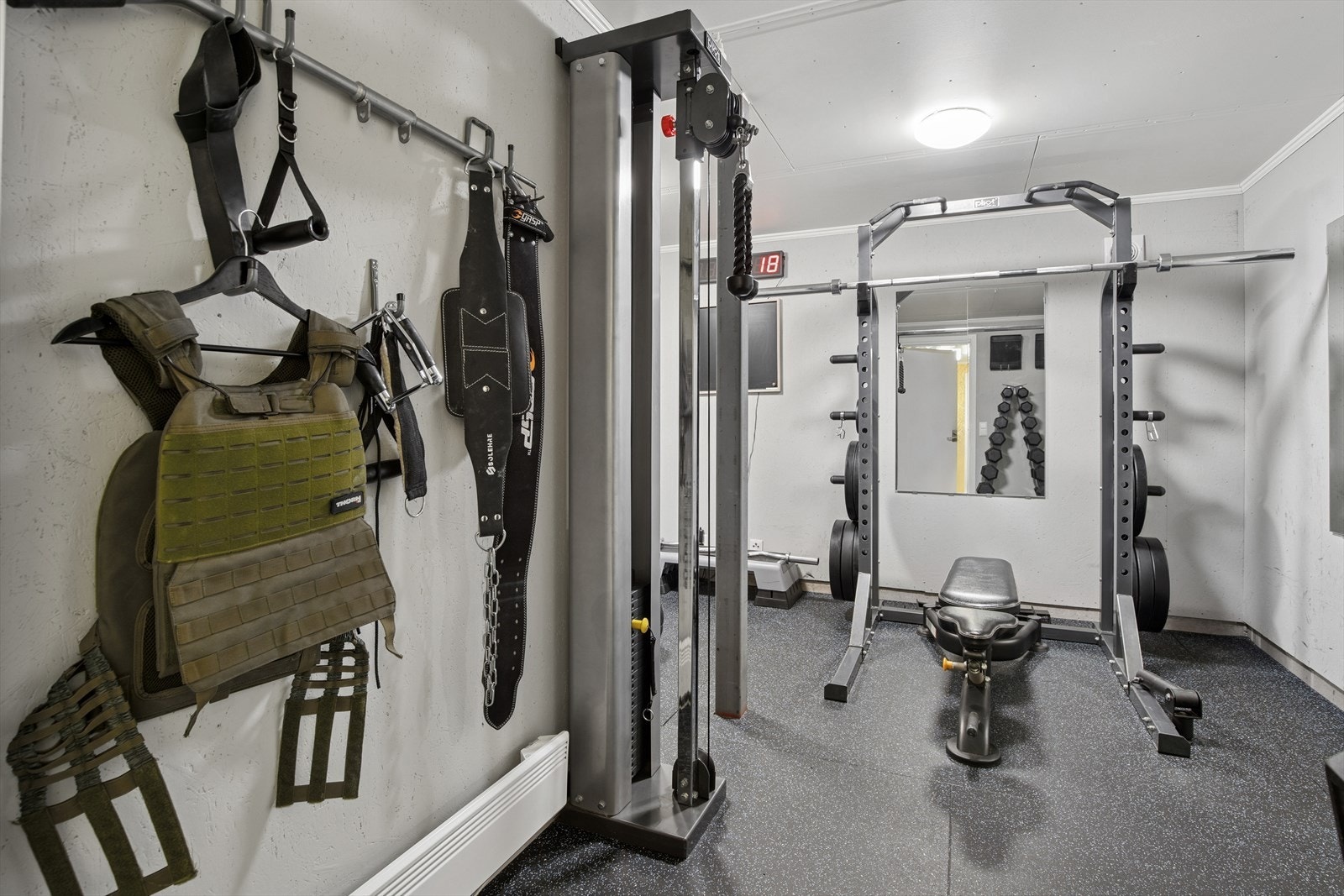 I del av garasjen er det laget et flott treningsrom, utstyret medfølger ikke. Galleribilde