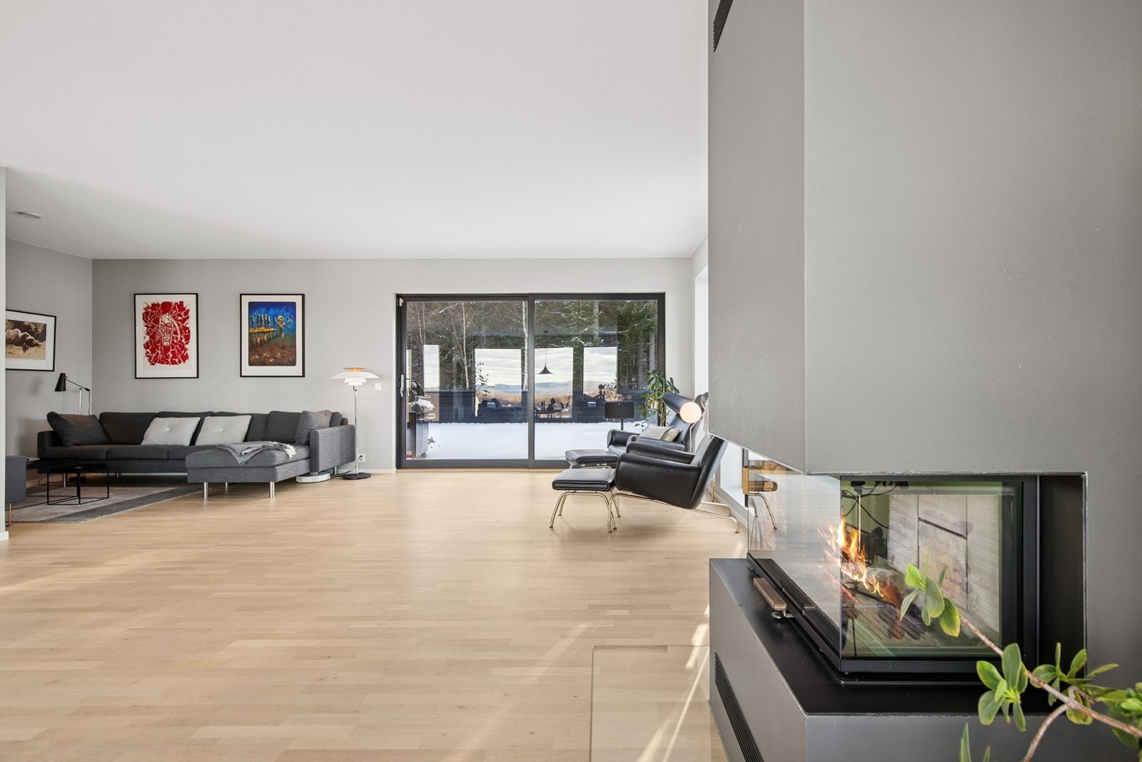 Peisovnen skaper en lun atmosfære i den store stuen. Galleribilde