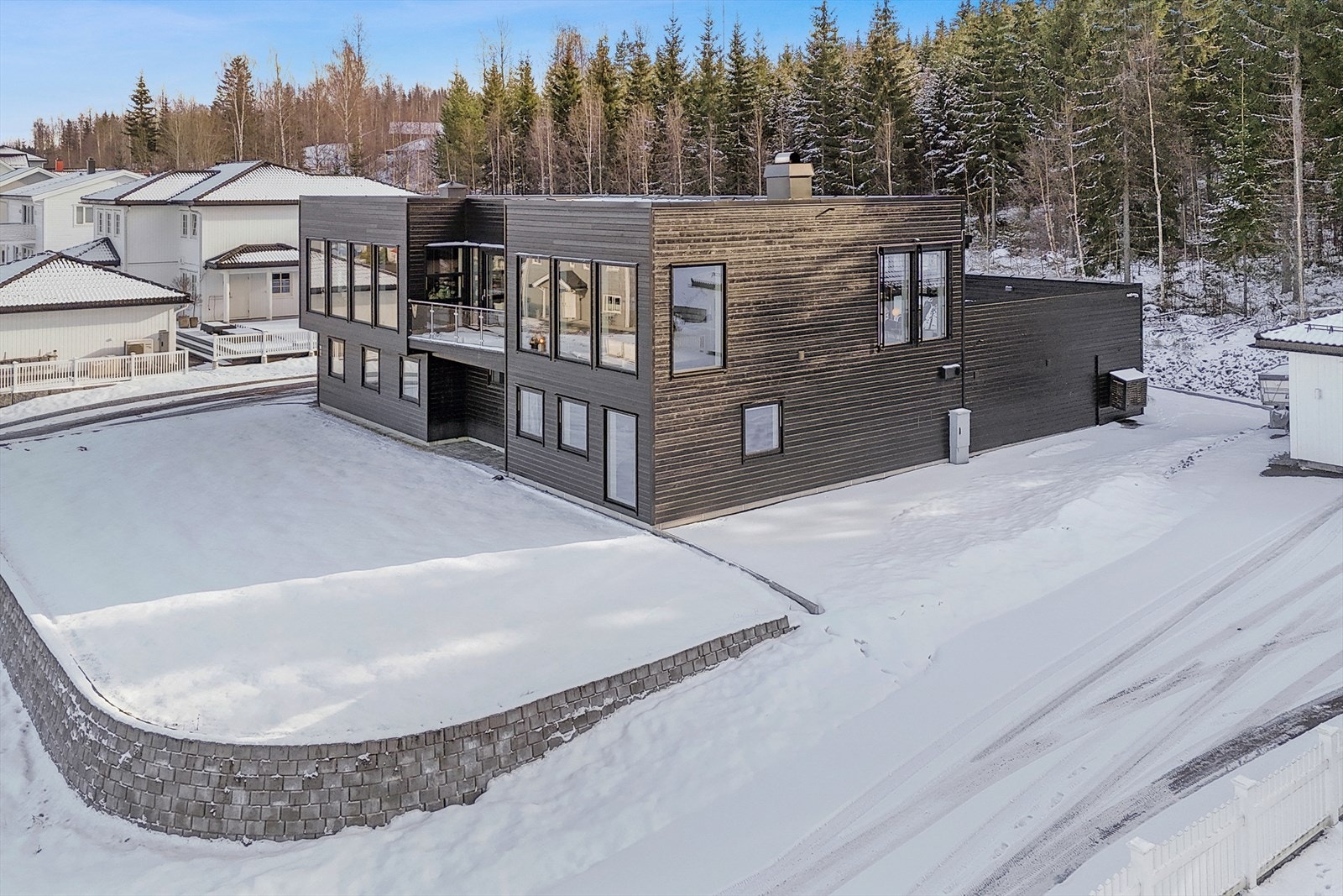 Med skogen på den ene siden og flott utsikt på den andre siden har dette huset en attraktiv beliggenhet. Galleribilde