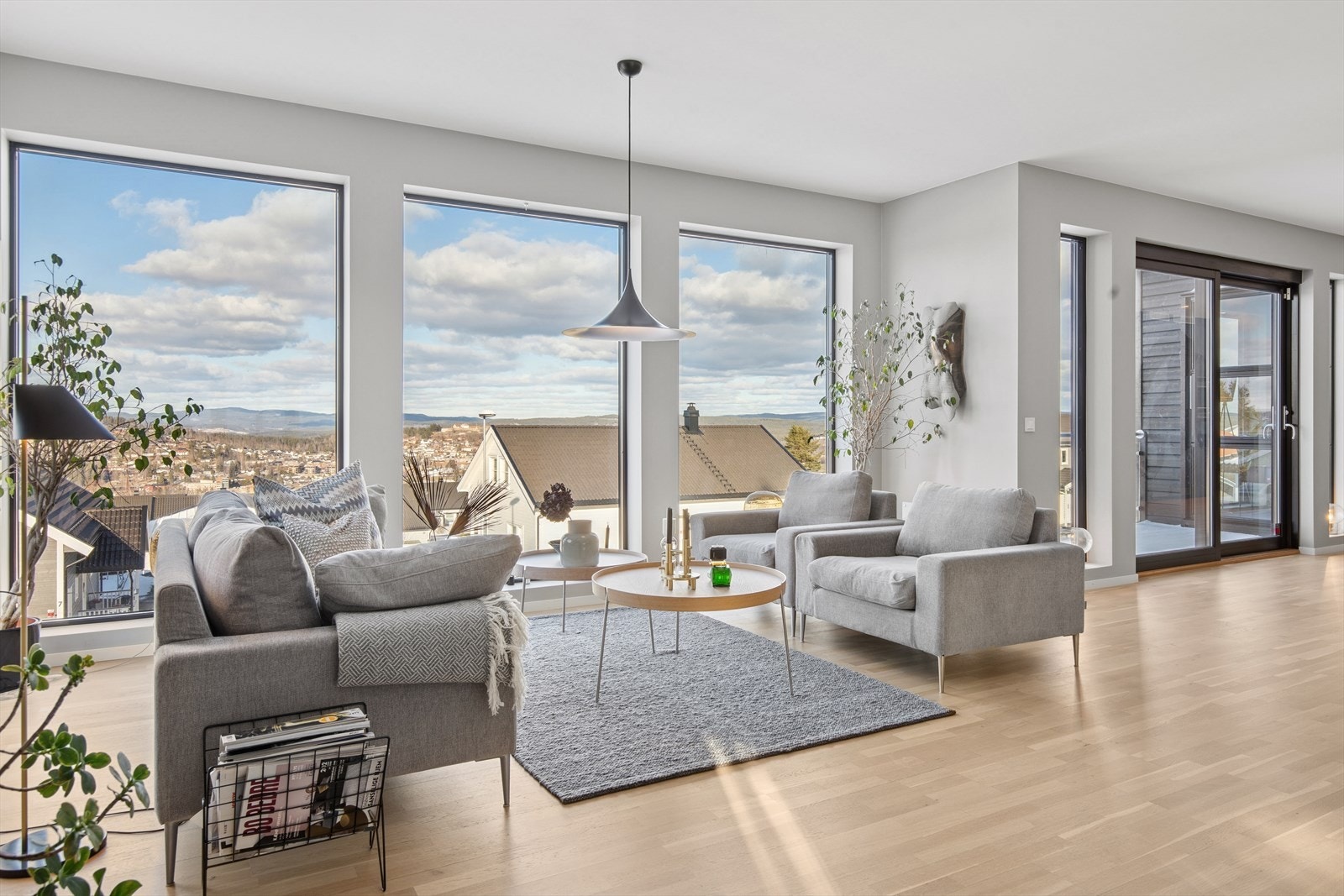 Stuen nyter godt av store vindusflater som gir rikelig med naturlig lys. Galleribilde