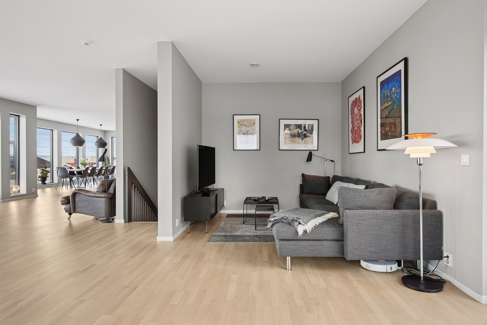 Det er flere soner i stuen og denne TV-kroken ligger litt skjermet fra resten av rommet. Galleribilde